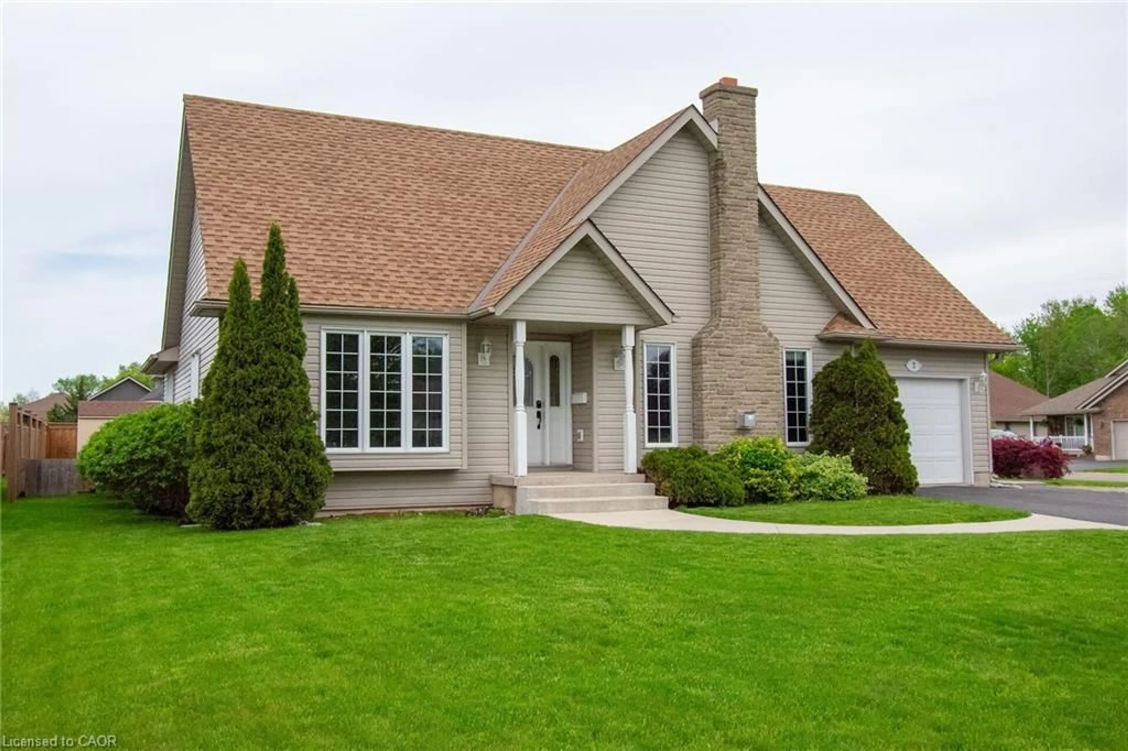 Home with vinyl exterior material, street for 3 Meadowbrook Crt, Dunnville Ontario N1A 3H6