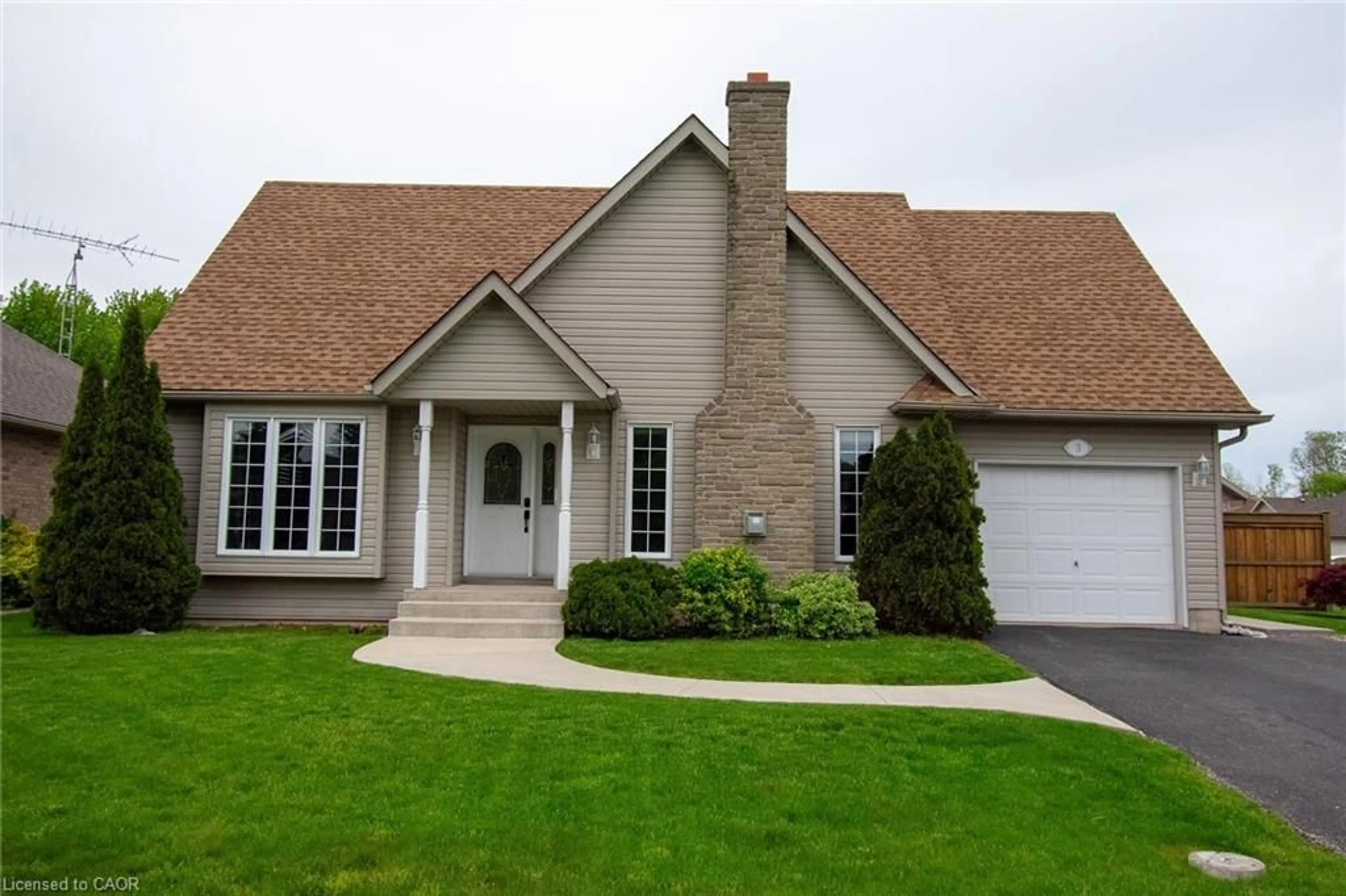 Home with vinyl exterior material, street for 3 Meadowbrook Crt, Dunnville Ontario N1A 3H6