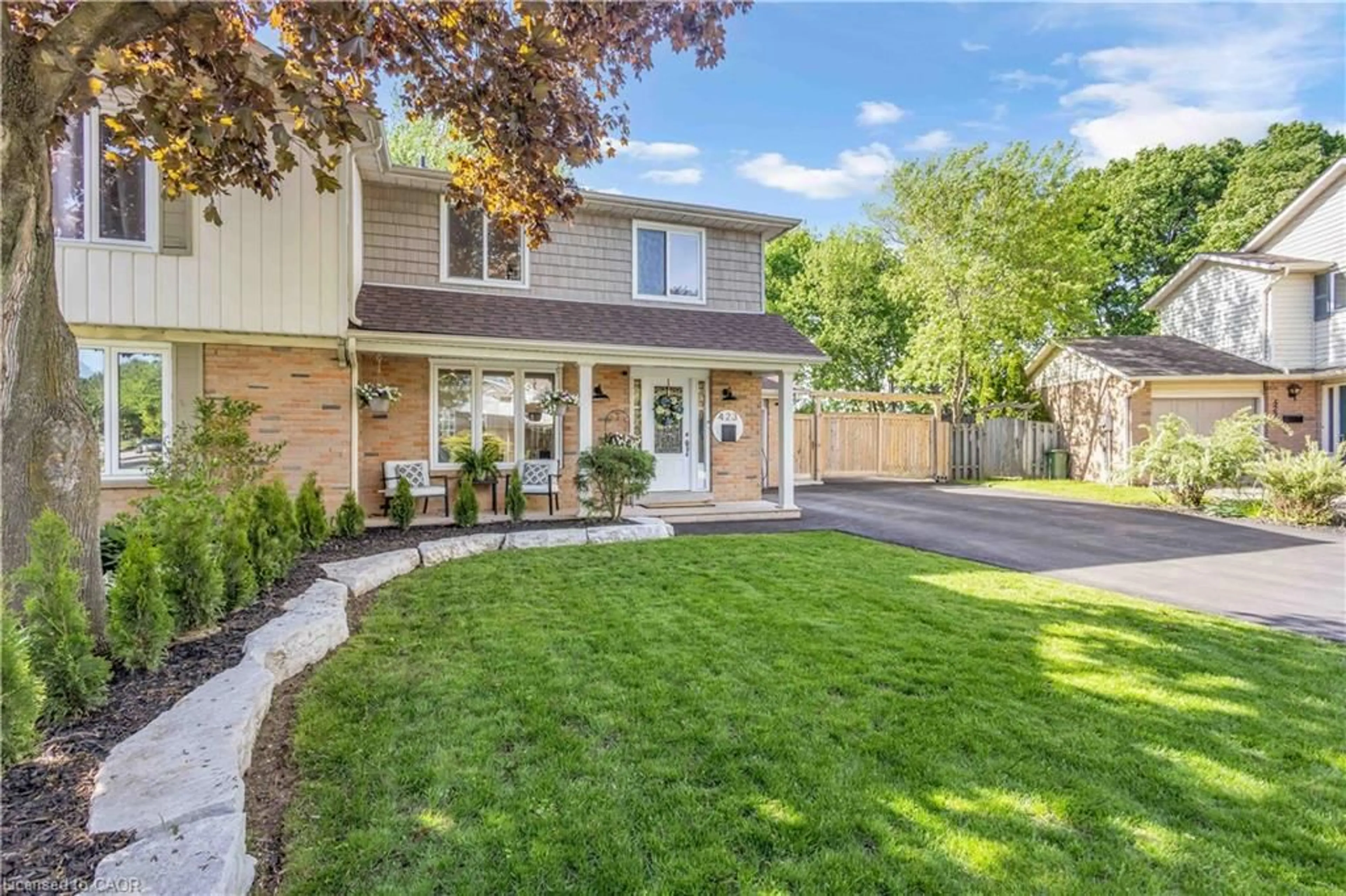 Home with brick exterior material, street for 423 Knightsbridge Cres, Ancaster Ontario L9G 3S4