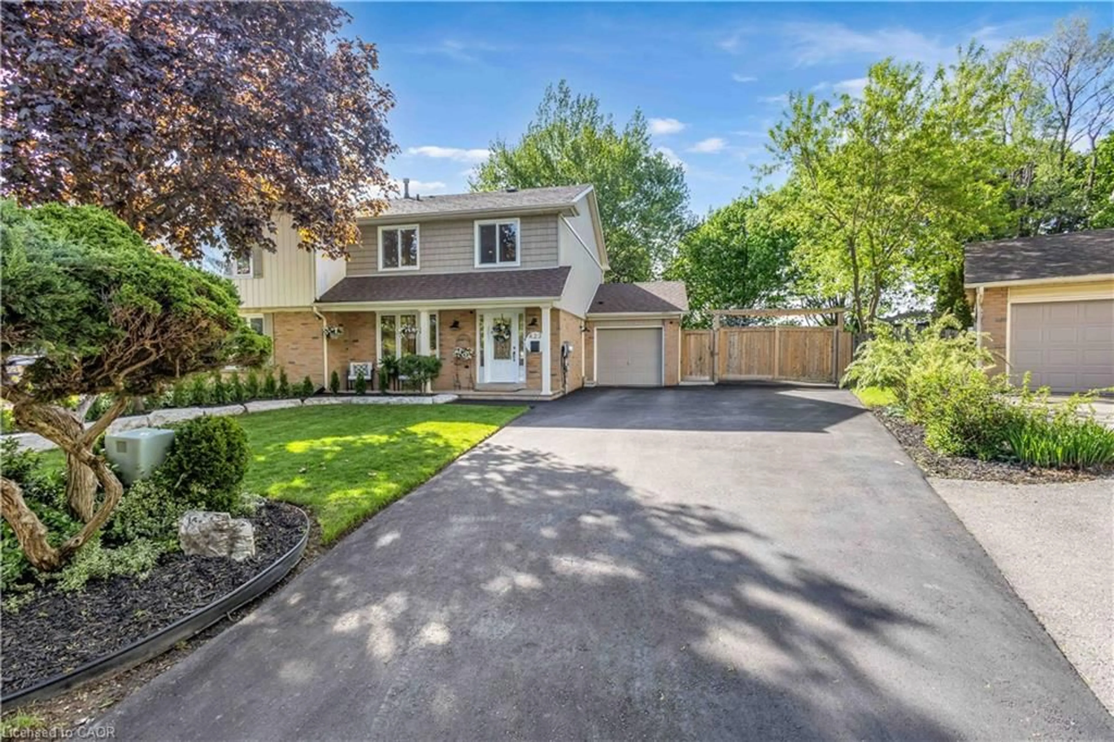 A pic from outside/outdoor area/front of a property/back of a property/a pic from drone, street for 423 Knightsbridge Cres, Ancaster Ontario L9G 3S4