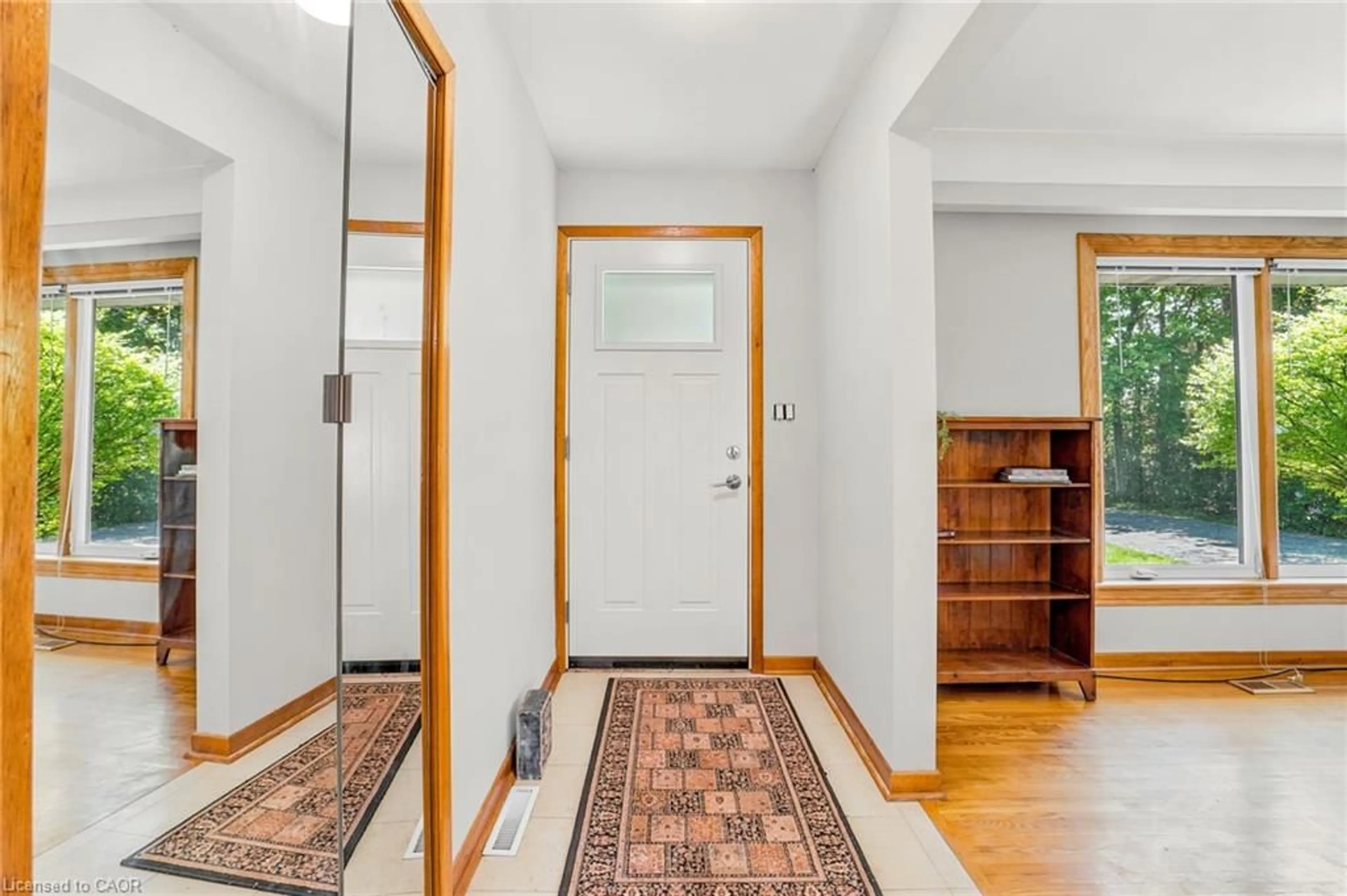 Indoor entryway for 1961 Centre Rd, Hamilton Ontario L9N 2Z7