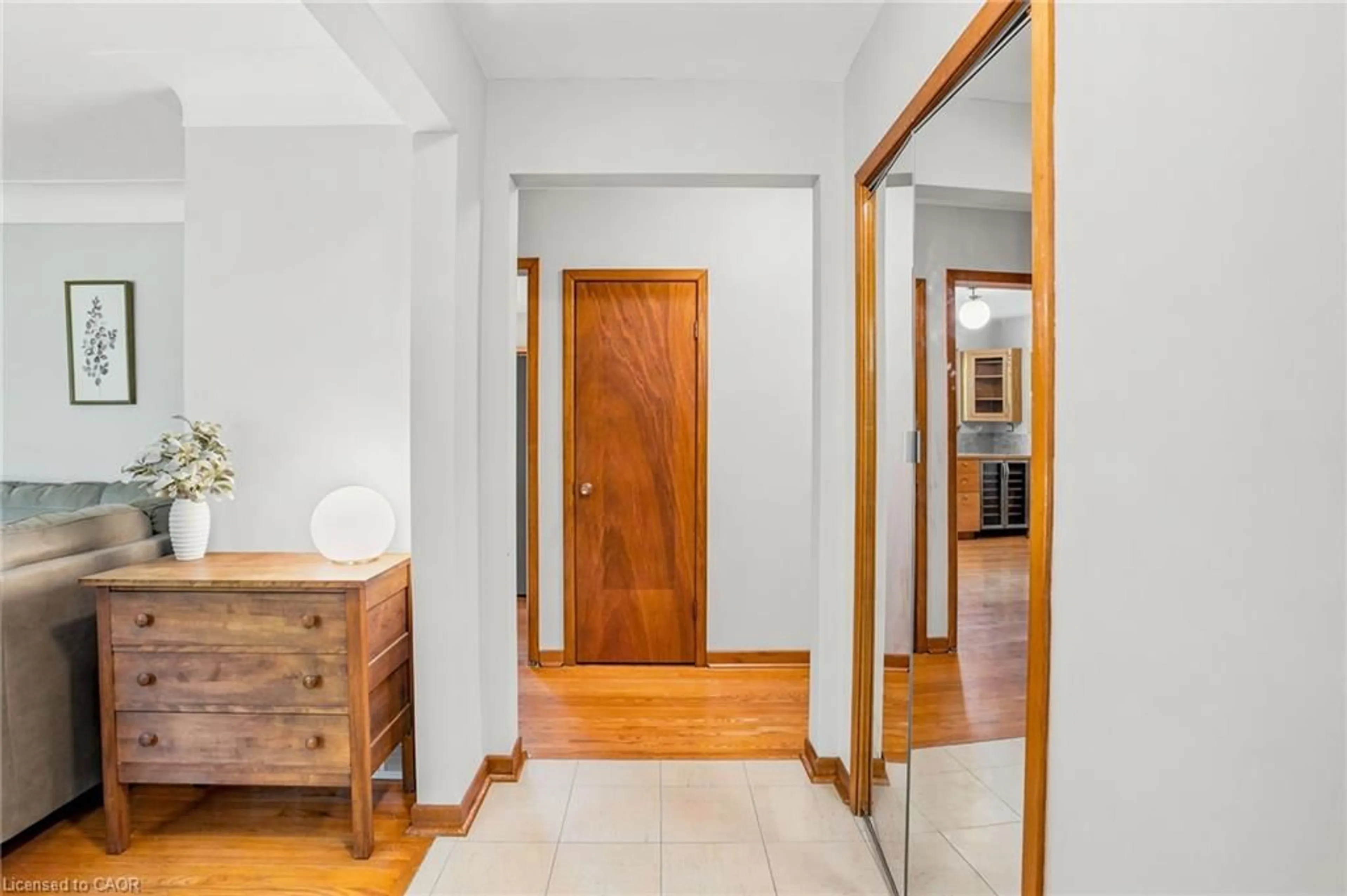 Indoor foyer for 1961 Centre Rd, Hamilton Ontario L9N 2Z7