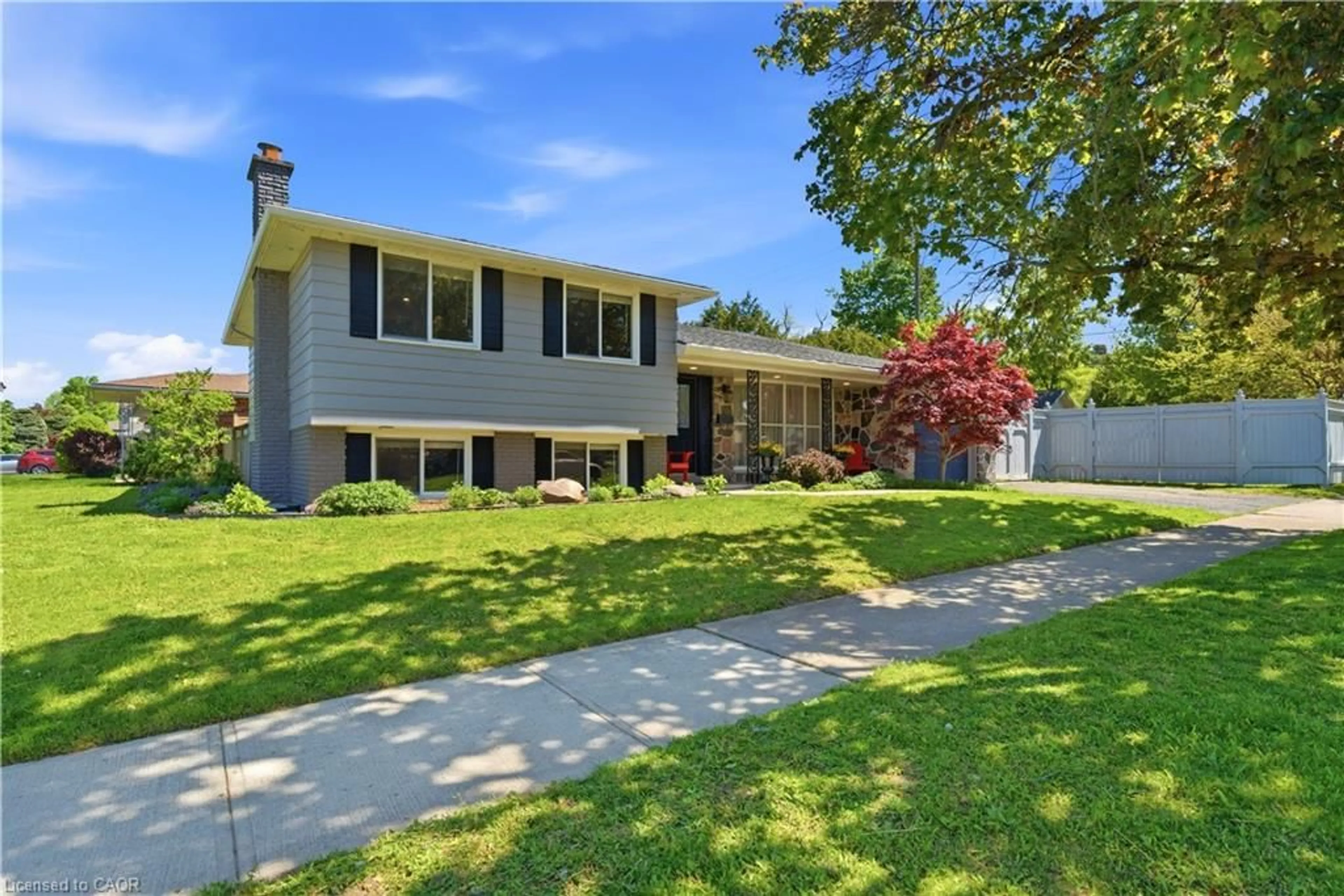 Home with vinyl exterior material, street for 82 Stoney Brook Dr, Stoney Creek Ontario L8G 3V6