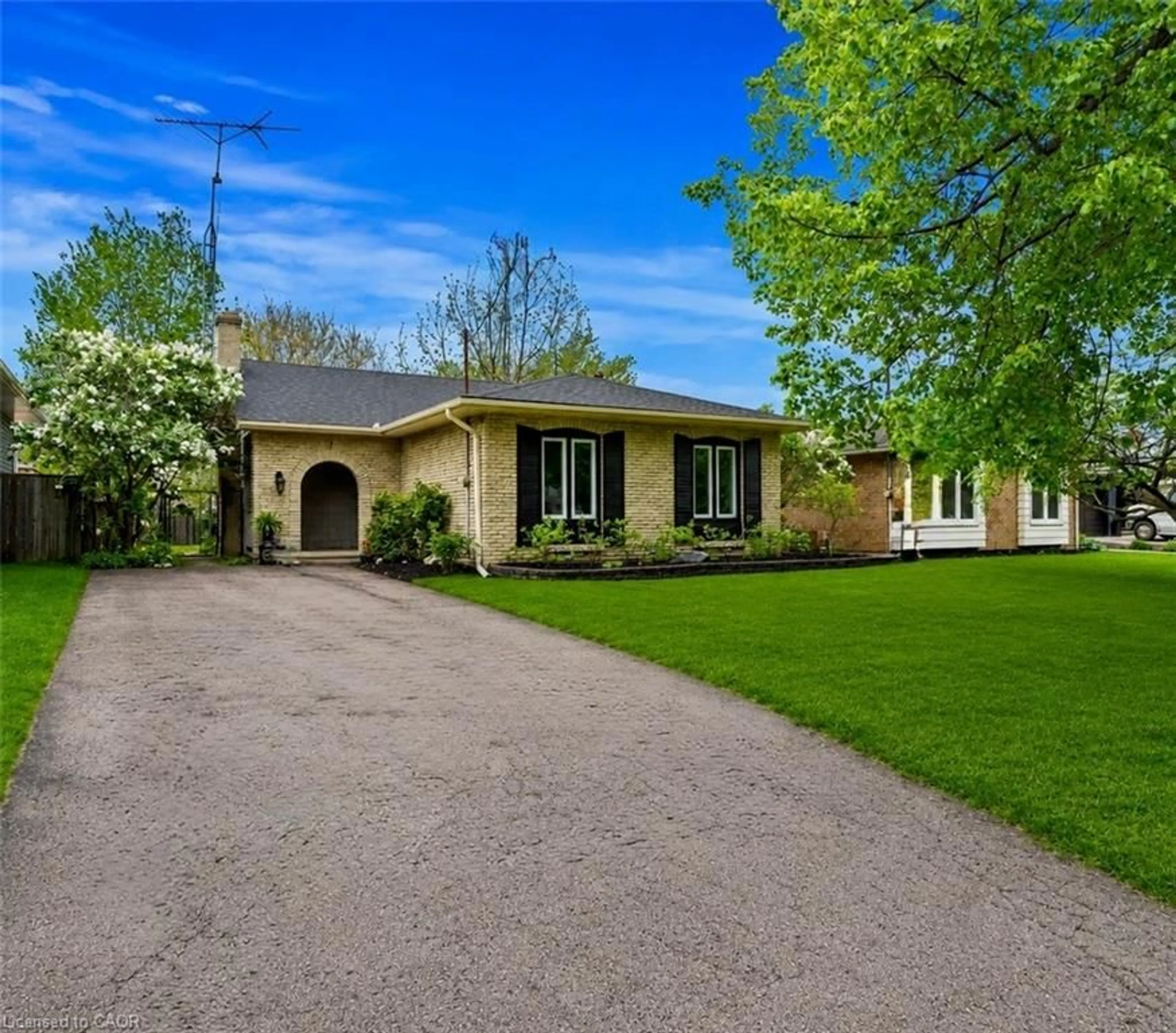 A pic from outside/outdoor area/front of a property/back of a property/a pic from drone, street for 7 Ameer Dr, St. Catharines Ontario L2N 3S9
