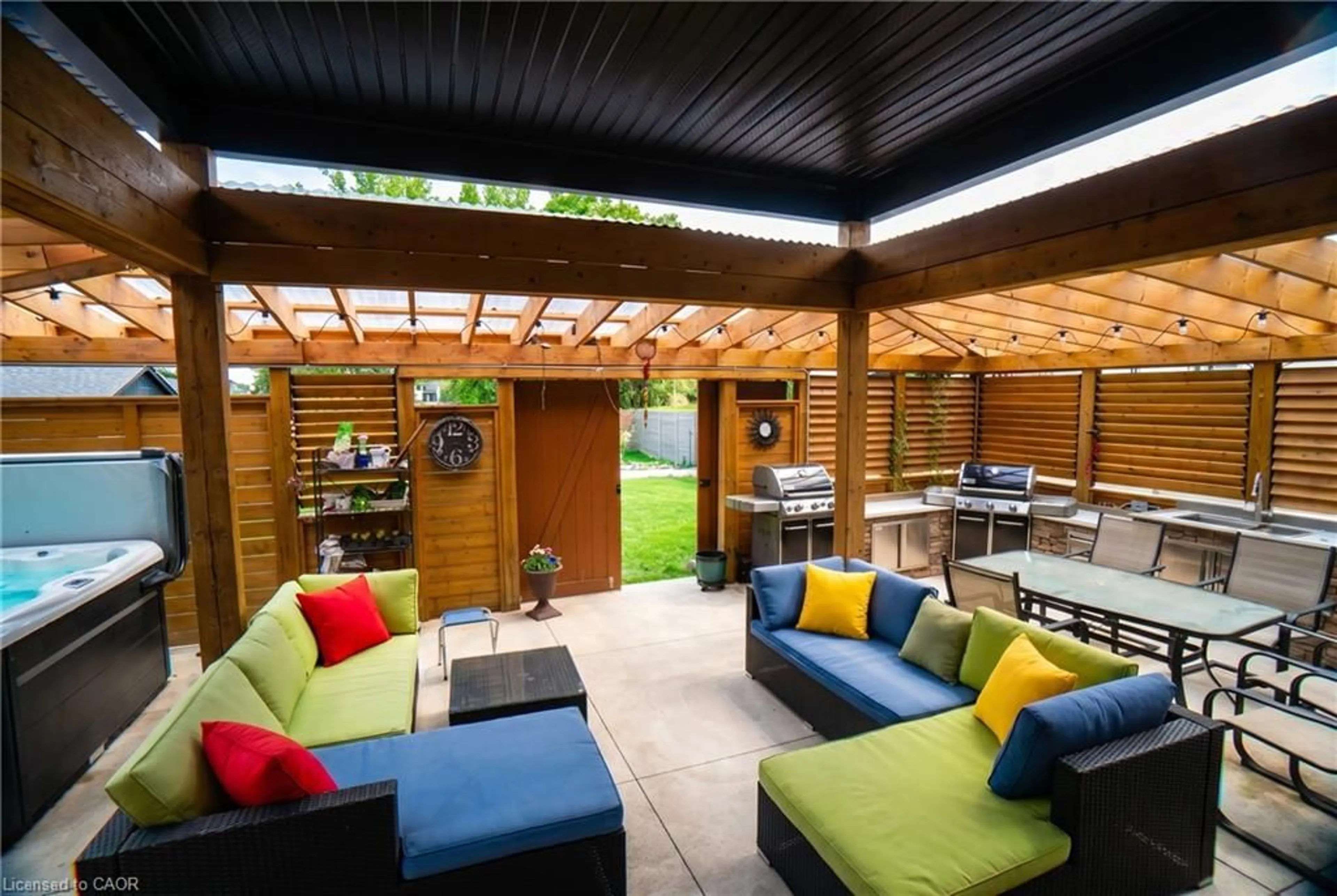 Patio, street for 104 Thames Springs Cres, Thamesford Ontario N0M 2M0