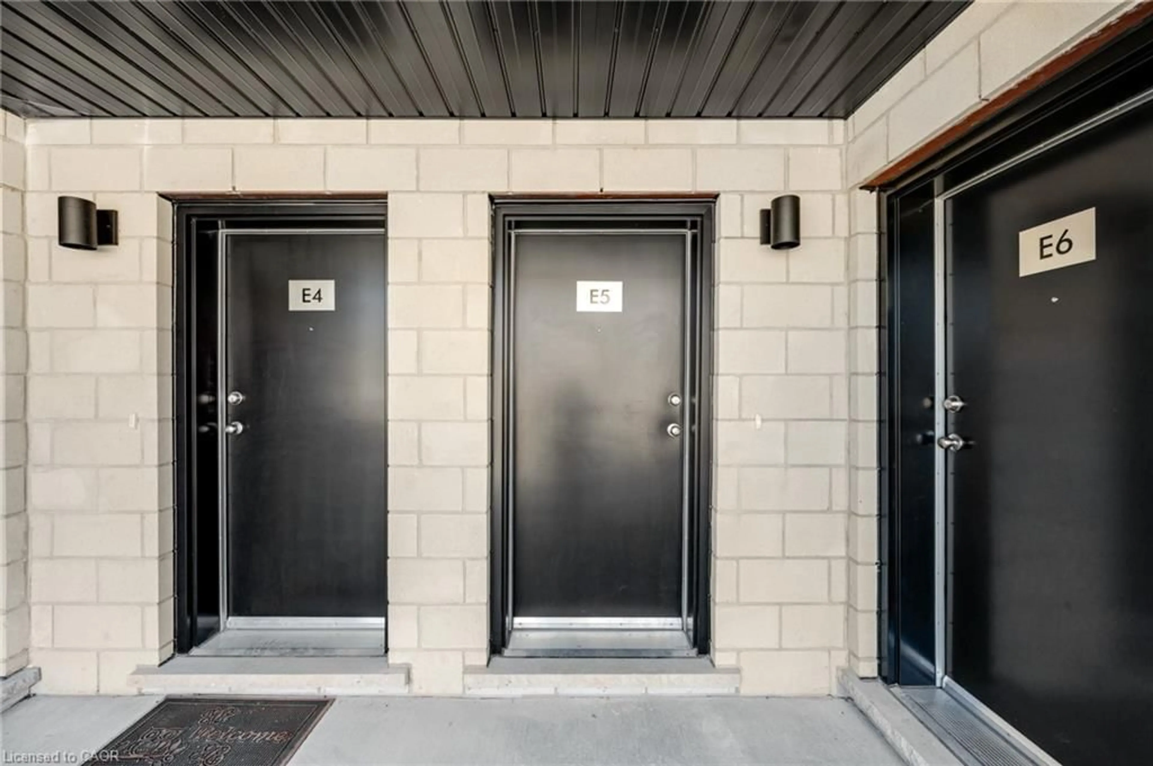Indoor foyer for 410 Northfield Dr #E10, Waterloo Ontario N2V 0J3