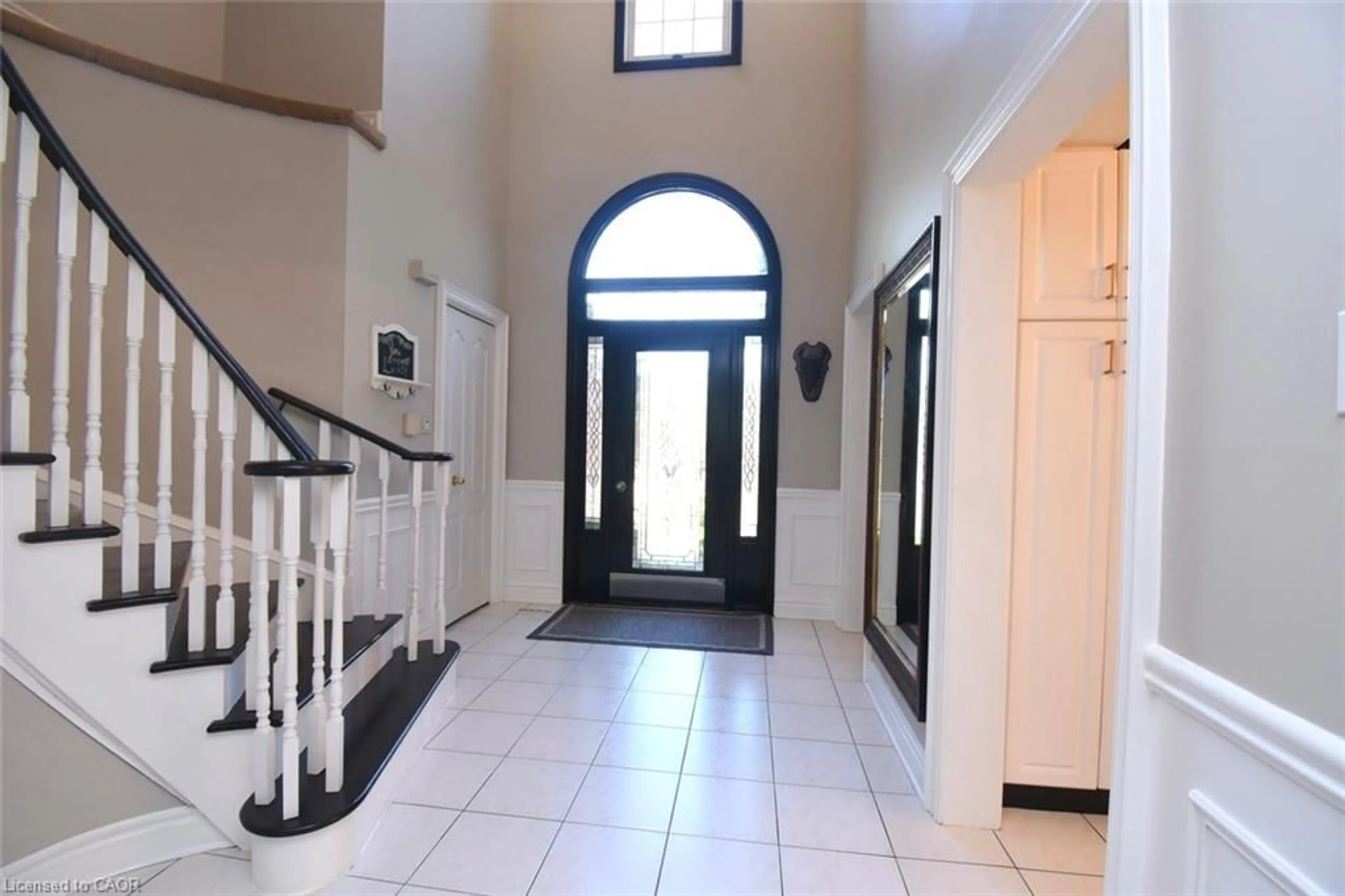 Indoor foyer for 26 Banbury Dr, Ancaster Ontario L9K 1H8
