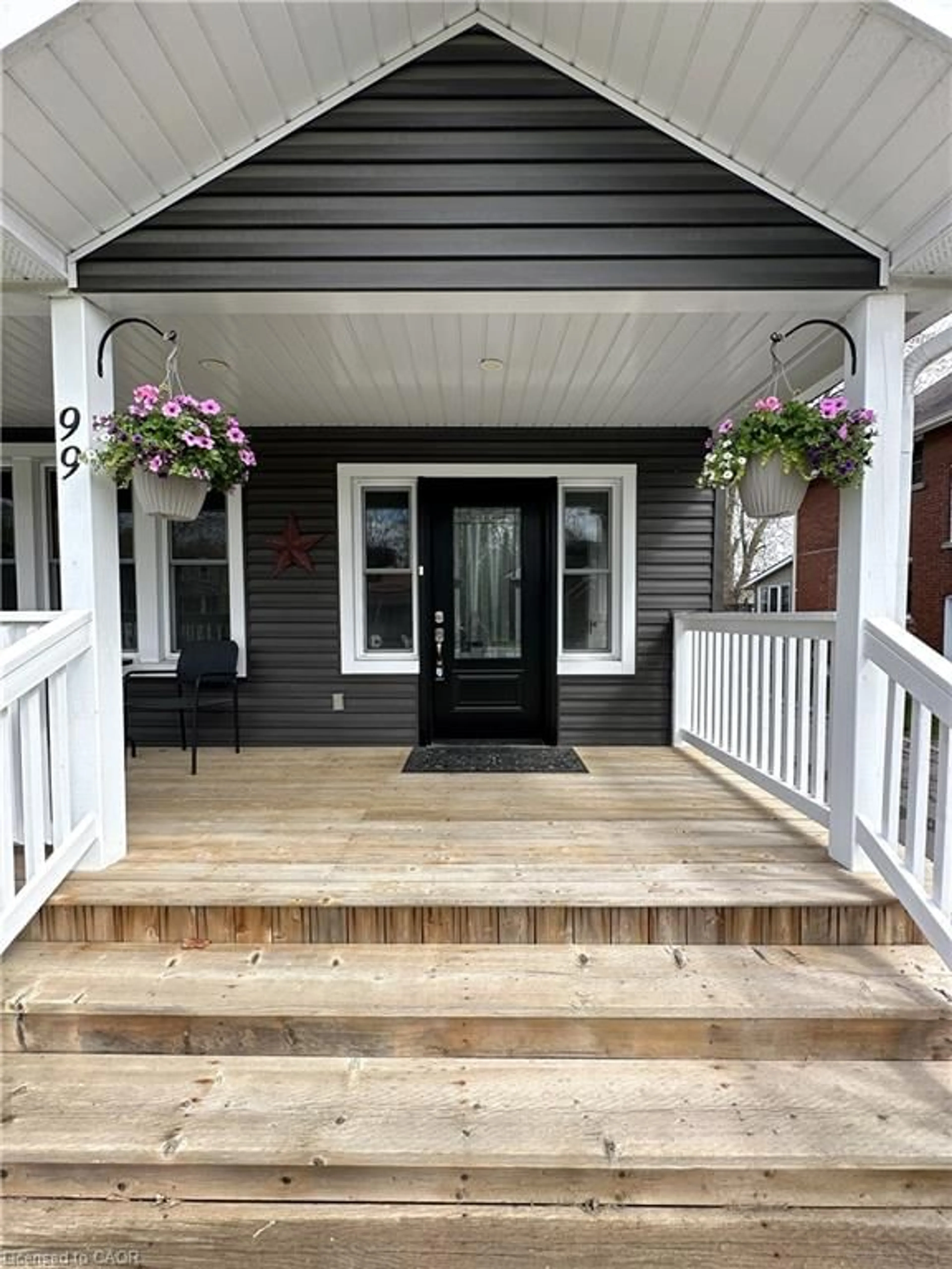 Indoor entryway for 99 North Main St, Simcoe Ontario N3Y 2M2