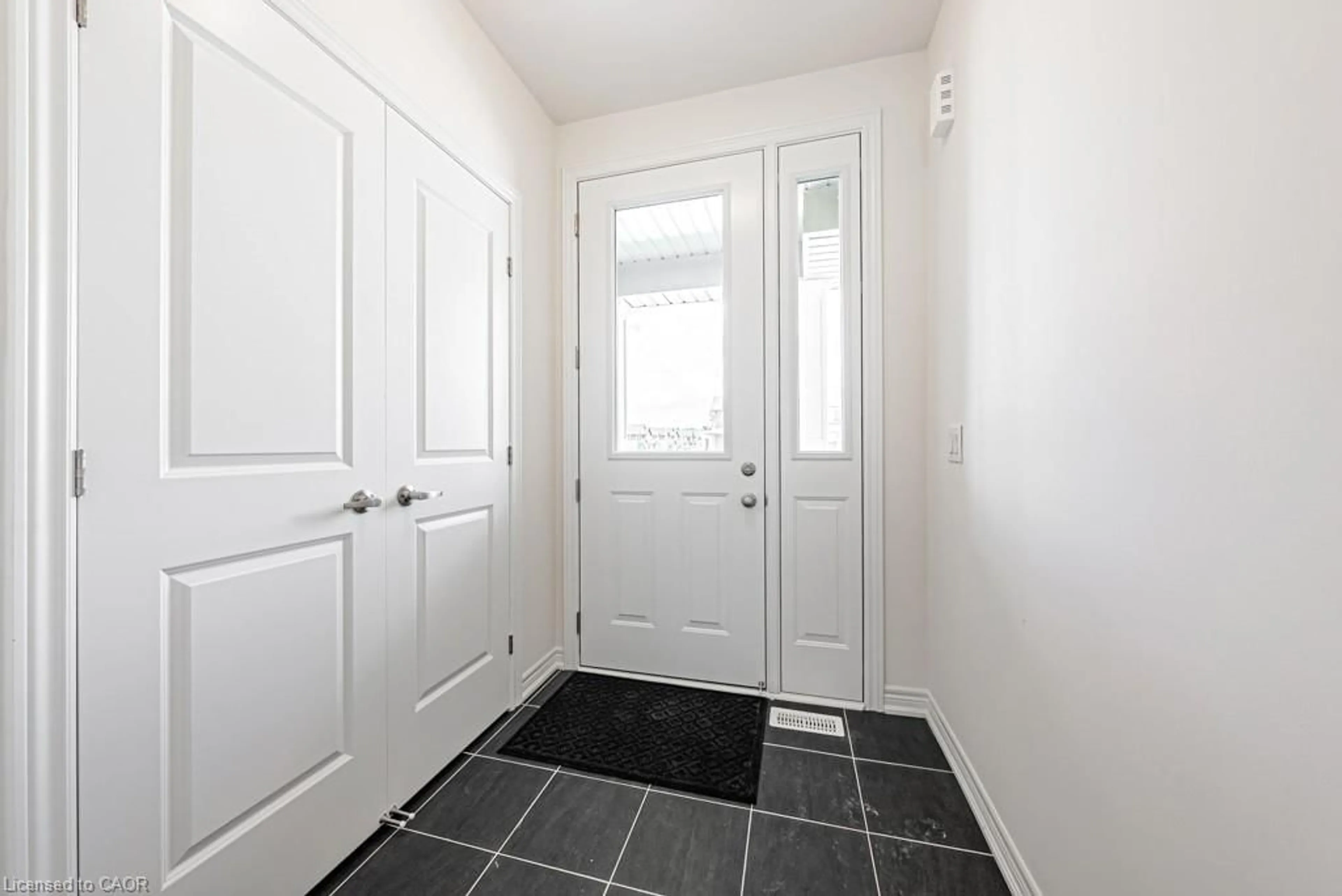 Indoor entryway for 291 Raymond Rd, Ancaster Ontario L9G 3K9