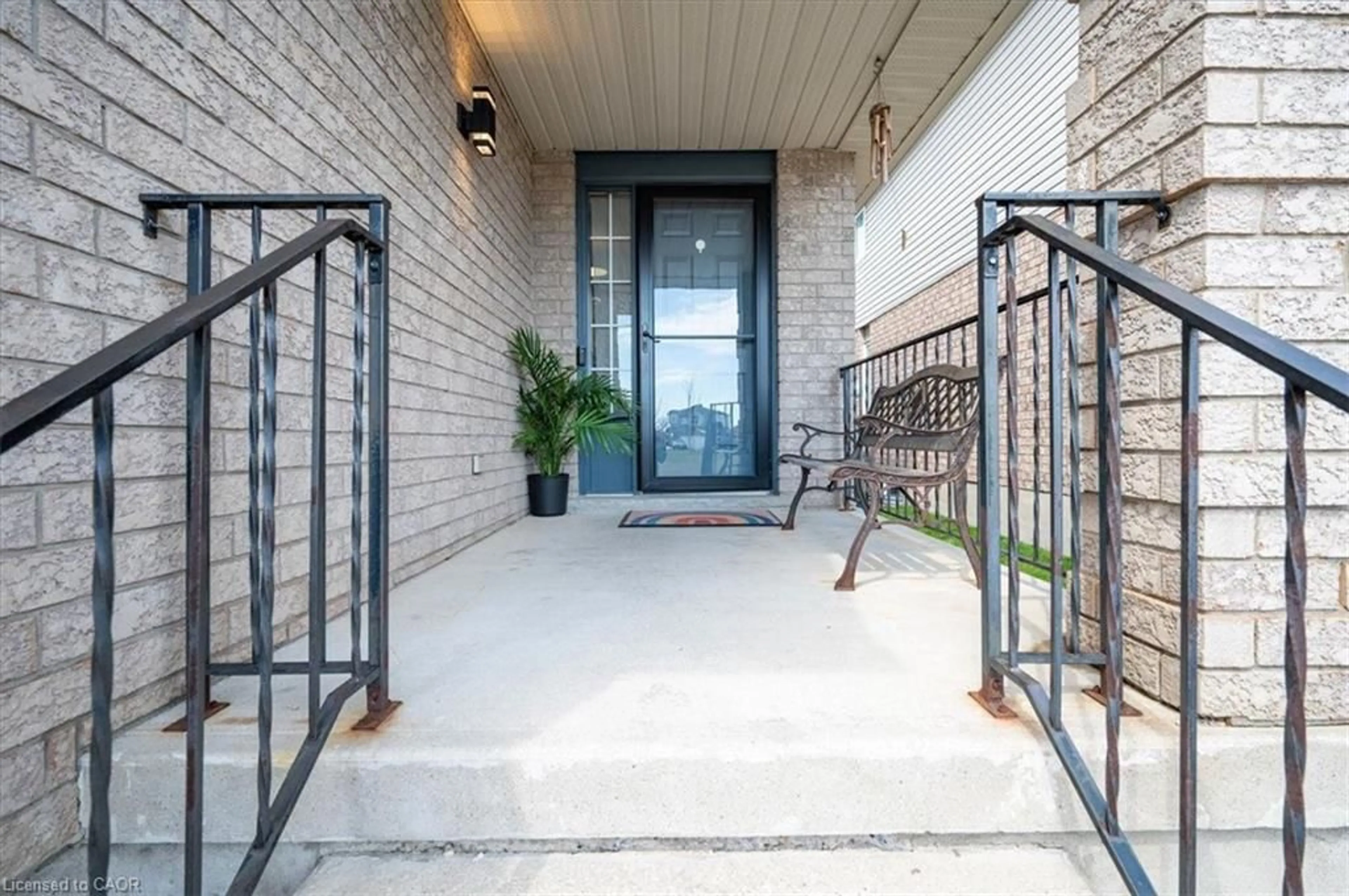 Indoor entryway for 30 Heatherwood Pl, Kitchener Ontario N2N 3P4