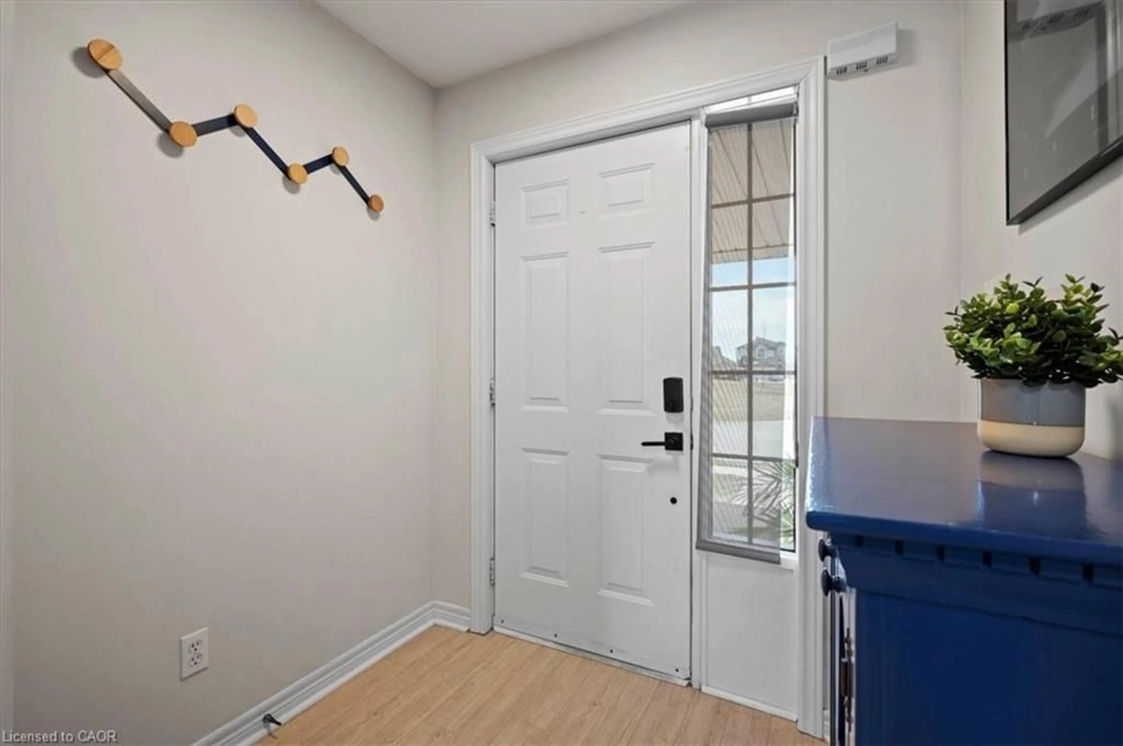 Indoor entryway for 30 Heatherwood Pl, Kitchener Ontario N2N 3P4