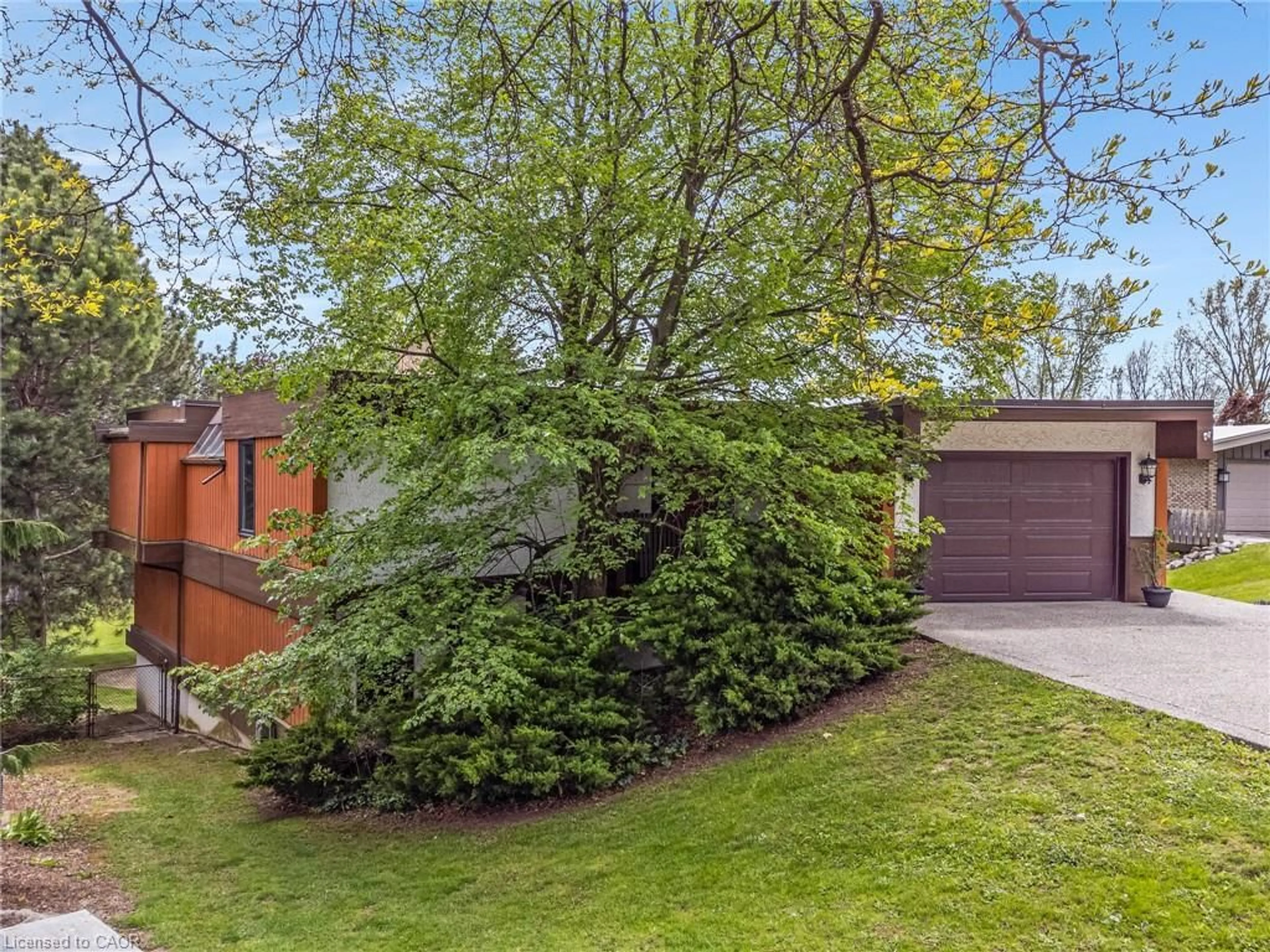 A pic from outside/outdoor area/front of a property/back of a property/a pic from drone, street for 565 Fountain St, Cambridge Ontario N3H 1J2