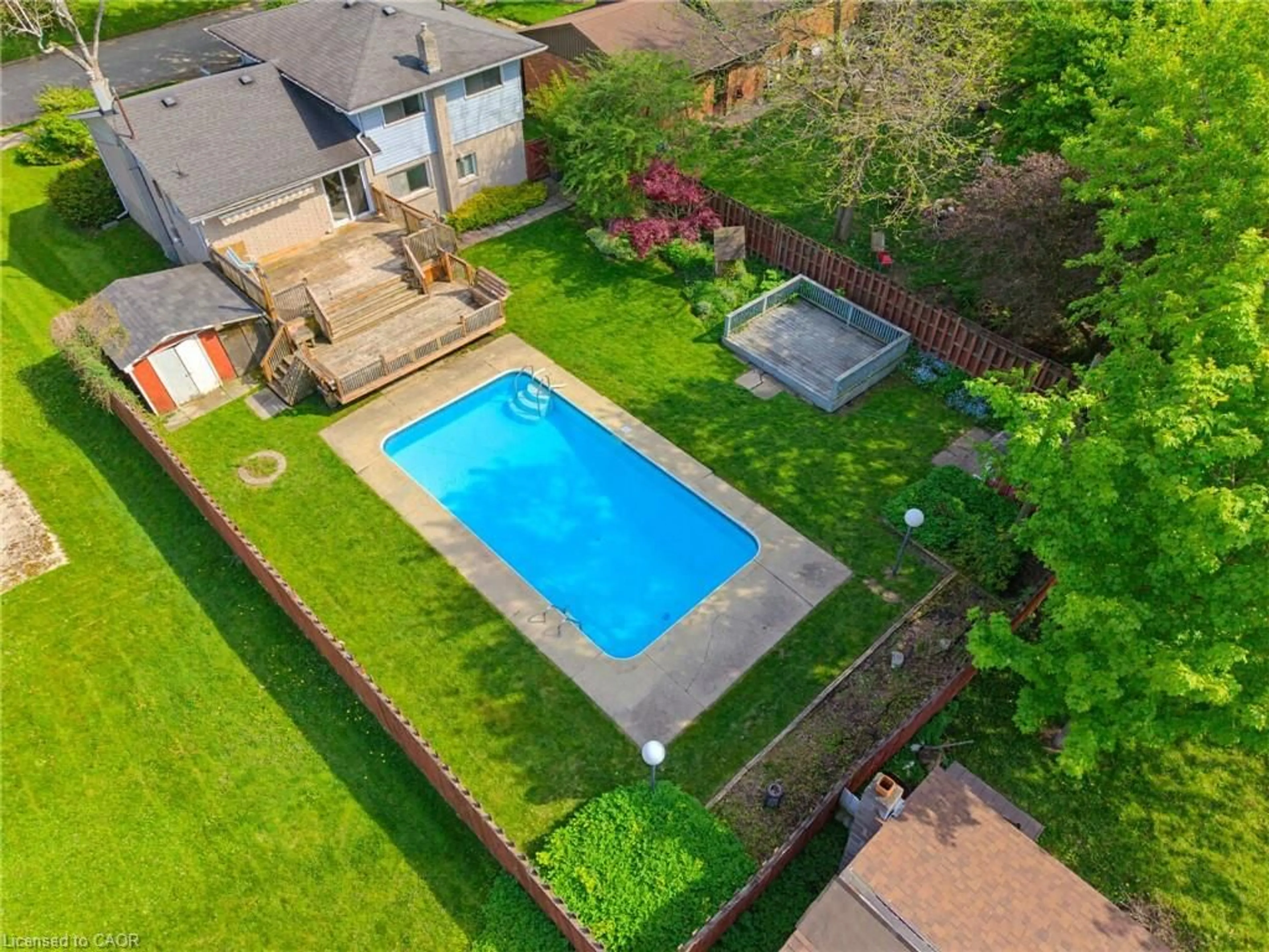 A pic from outside/outdoor area/front of a property/back of a property/a pic from drone, street for 665 Richmond Ave, Listowel Ontario N4W 2Z6