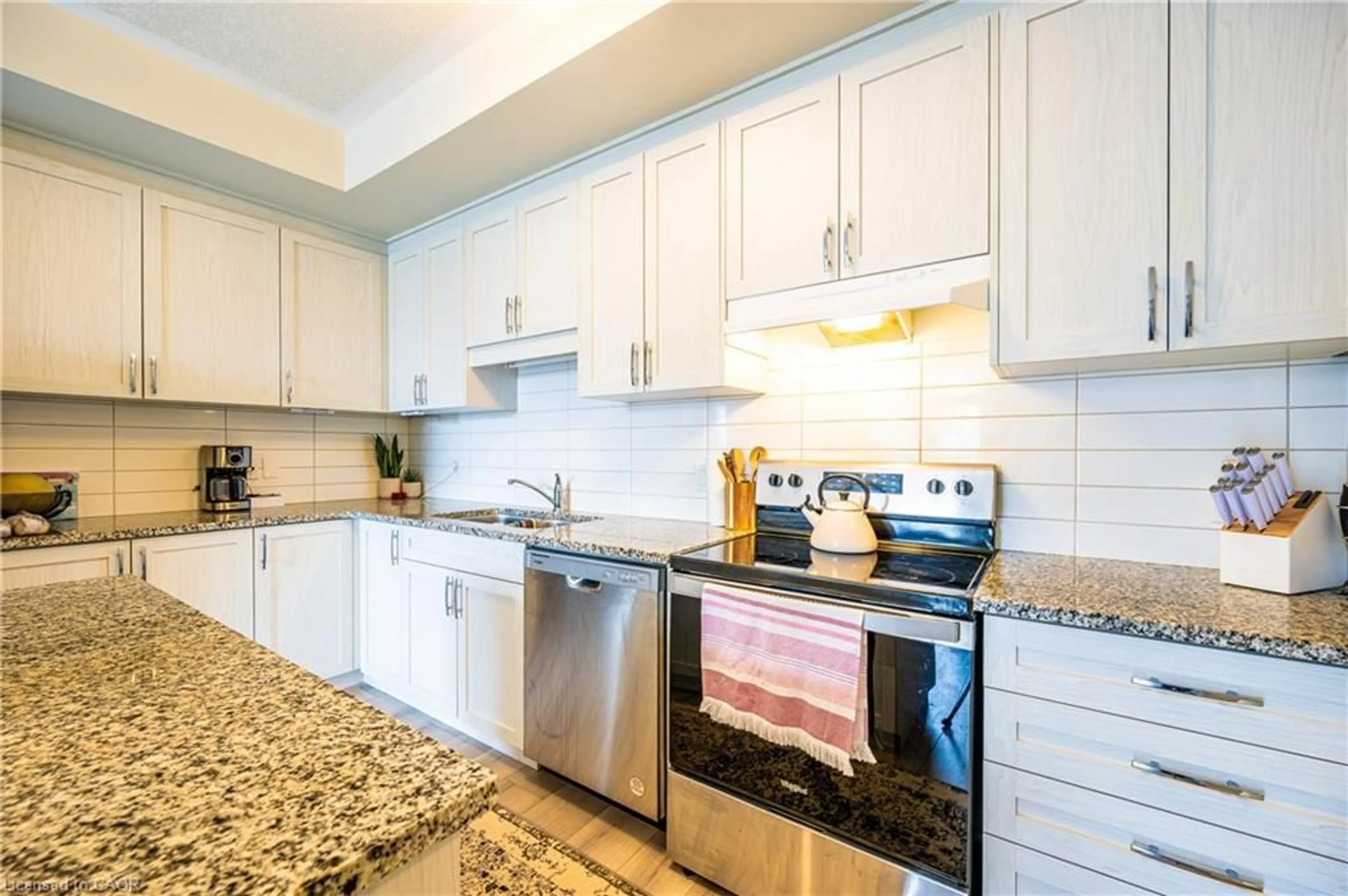 Standard kitchen, ceramic/tile floor for 142 Foamflower Pl #7, Waterloo Ontario N2V 0J1