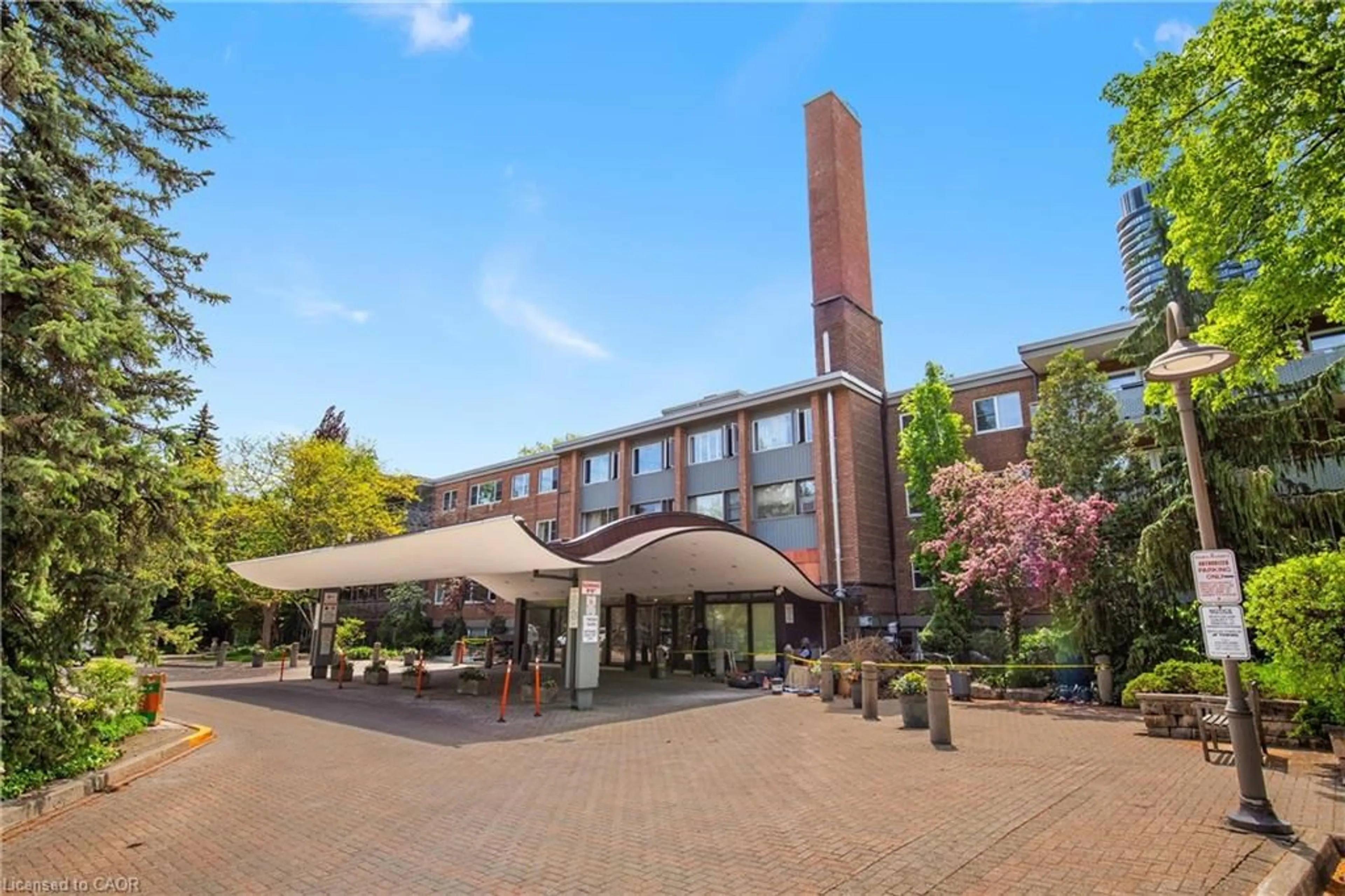 Patio, building for 21 Dale Ave #904, Toronto Ontario M4W 1K3