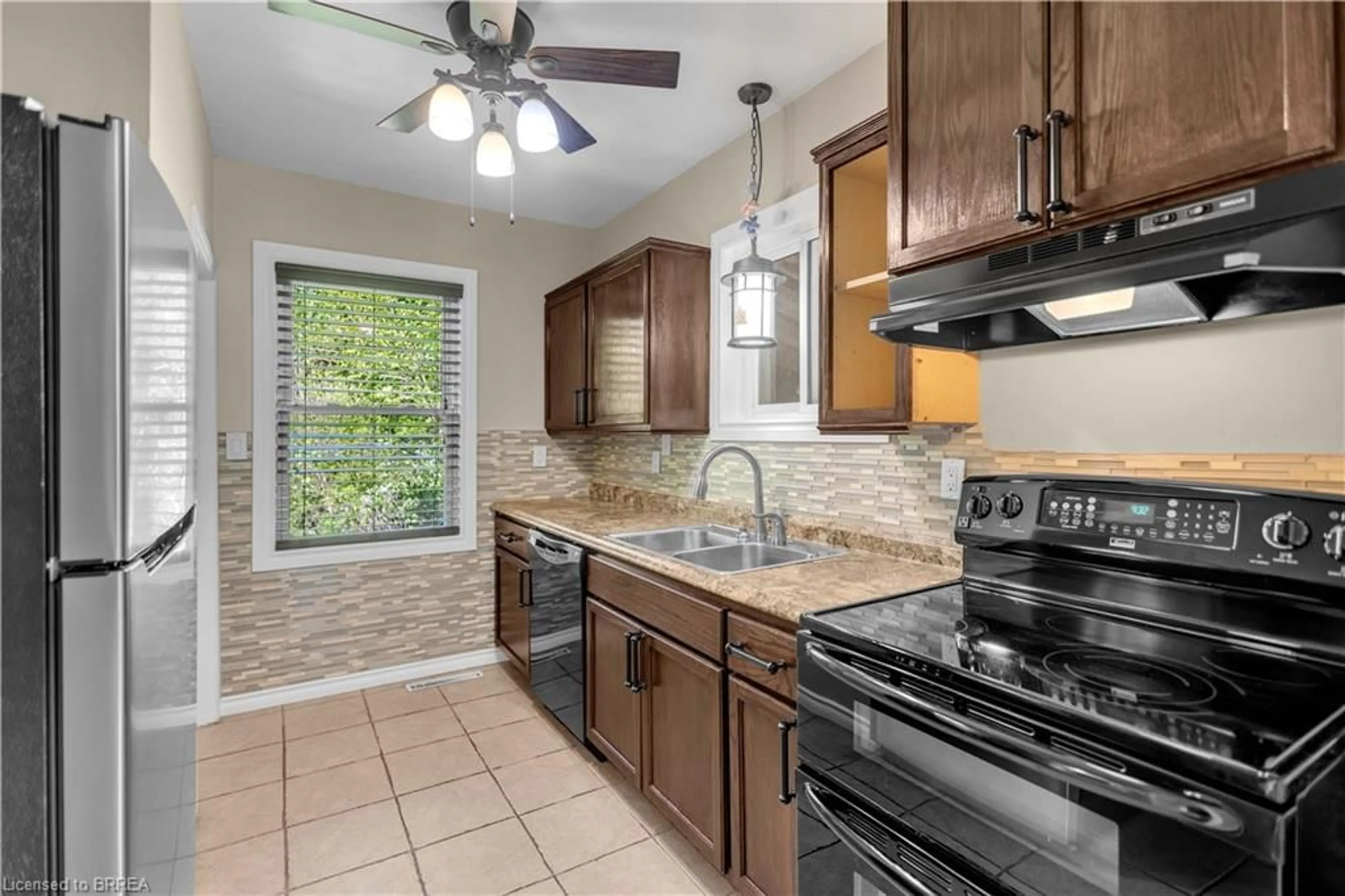 Standard kitchen, ceramic/tile floor for 20 Hiram Rd, Paris Ontario N3L 2P8