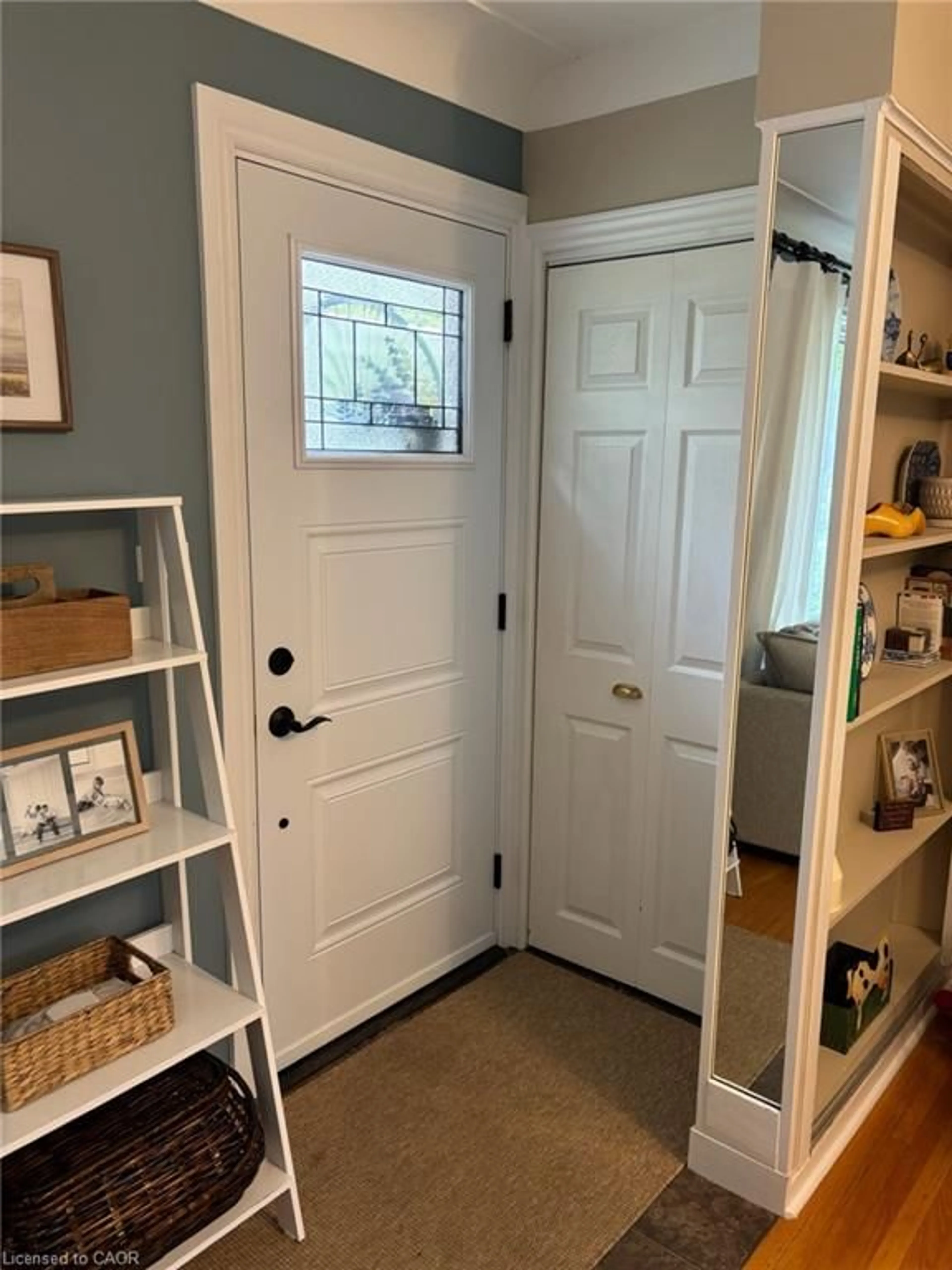 Indoor entryway for 13 Carolina Dr, Brantford Ontario N3R 1X6