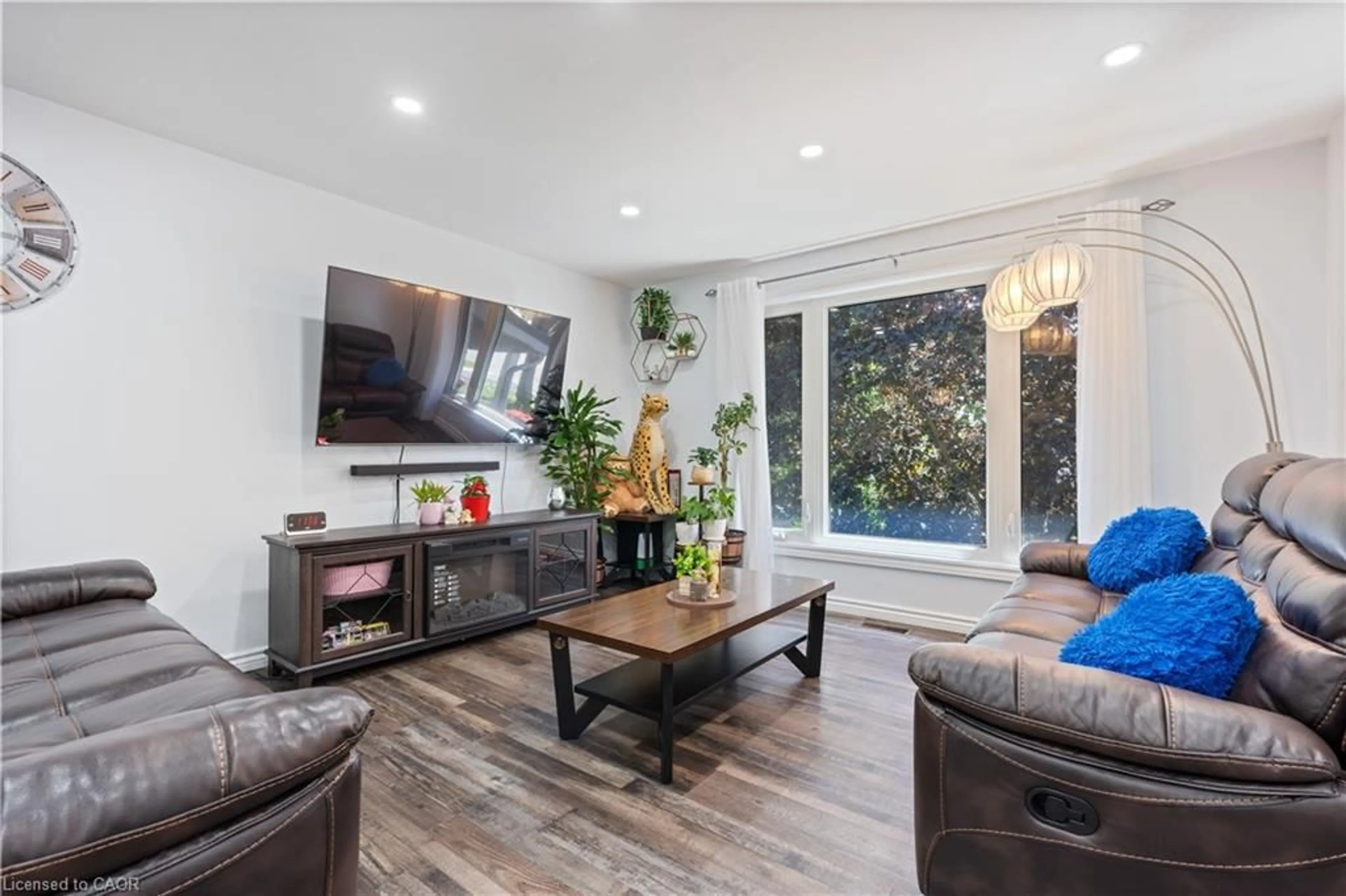 Living room with furniture, wood/laminate floor for 4 Brant St, Simcoe Ontario N3Y 5G2