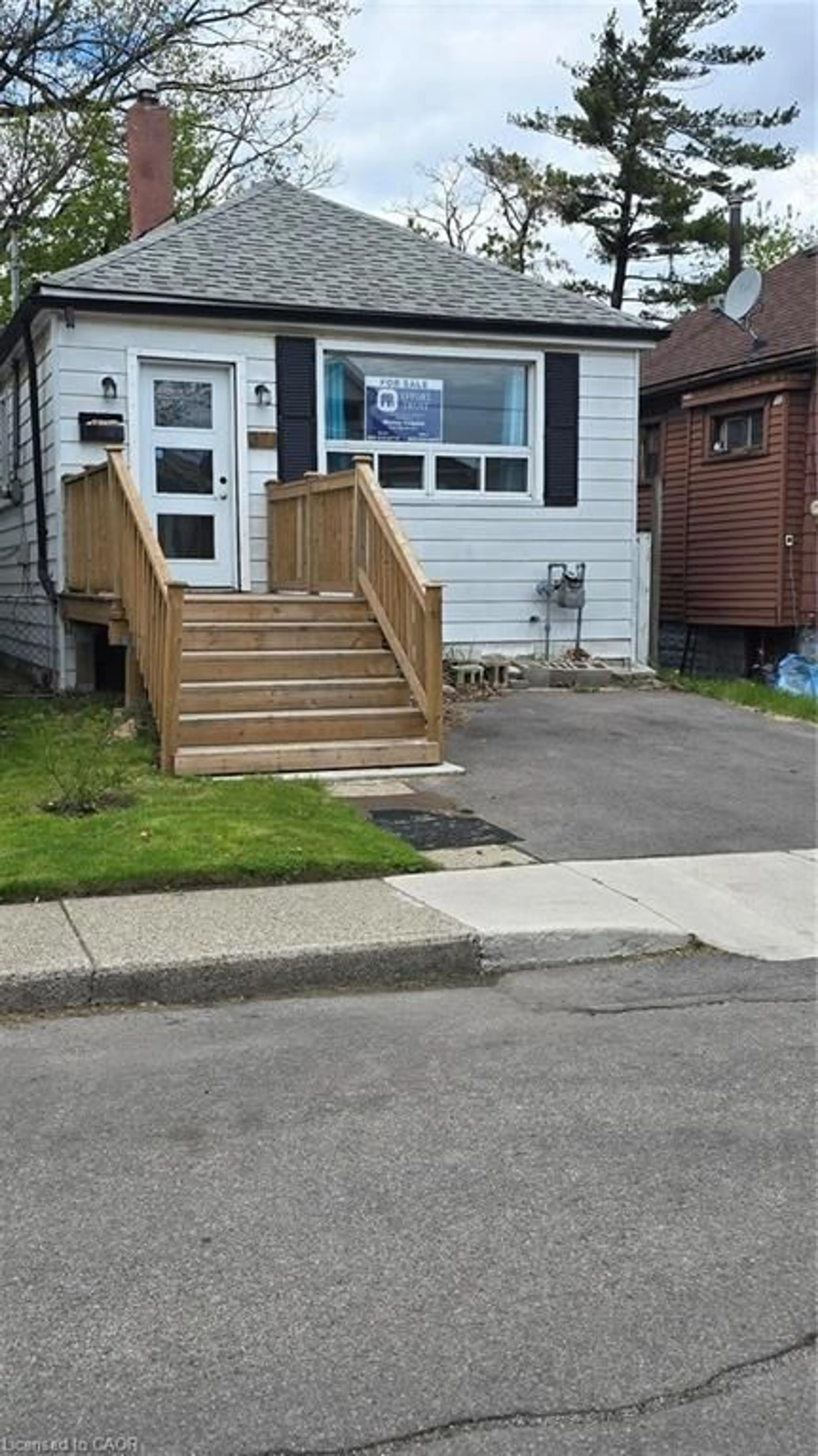 Stairs for 371 Fairfield Ave, Hamilton Ontario L8H 5J1
