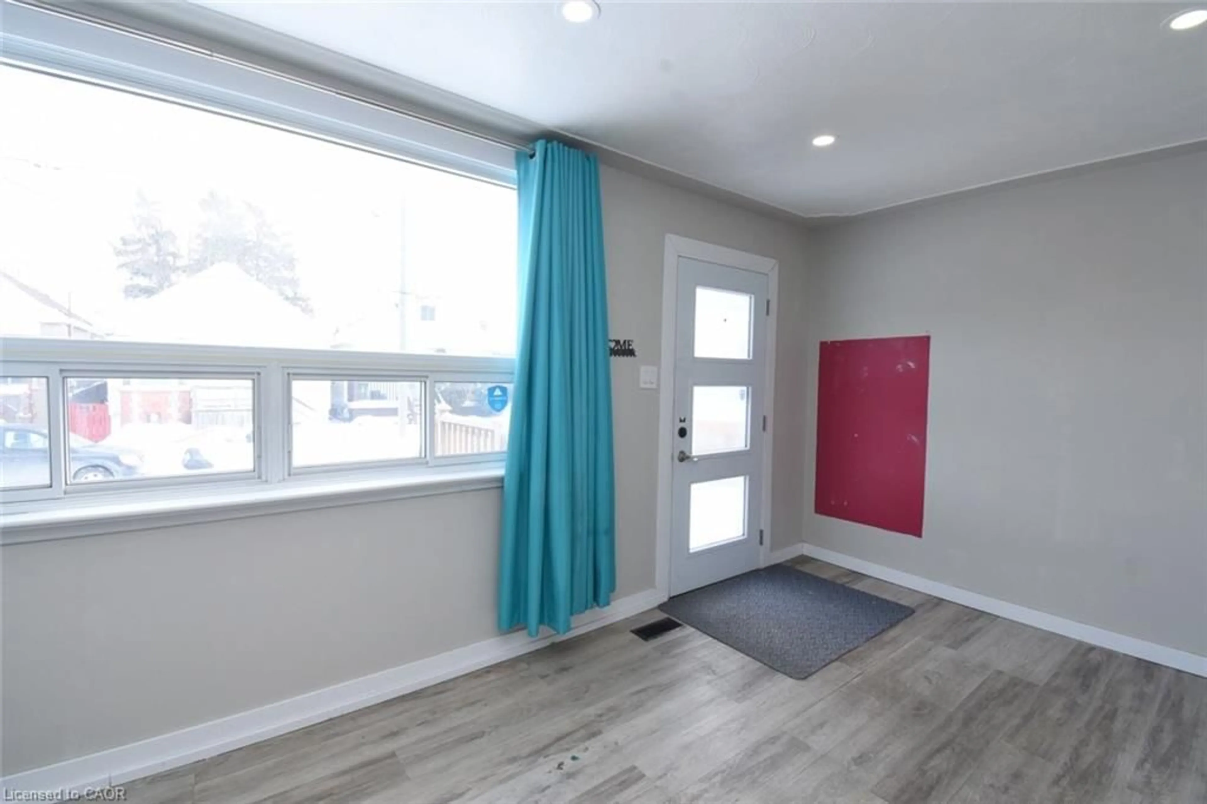 Indoor entryway for 371 Fairfield Ave, Hamilton Ontario L8H 5J1