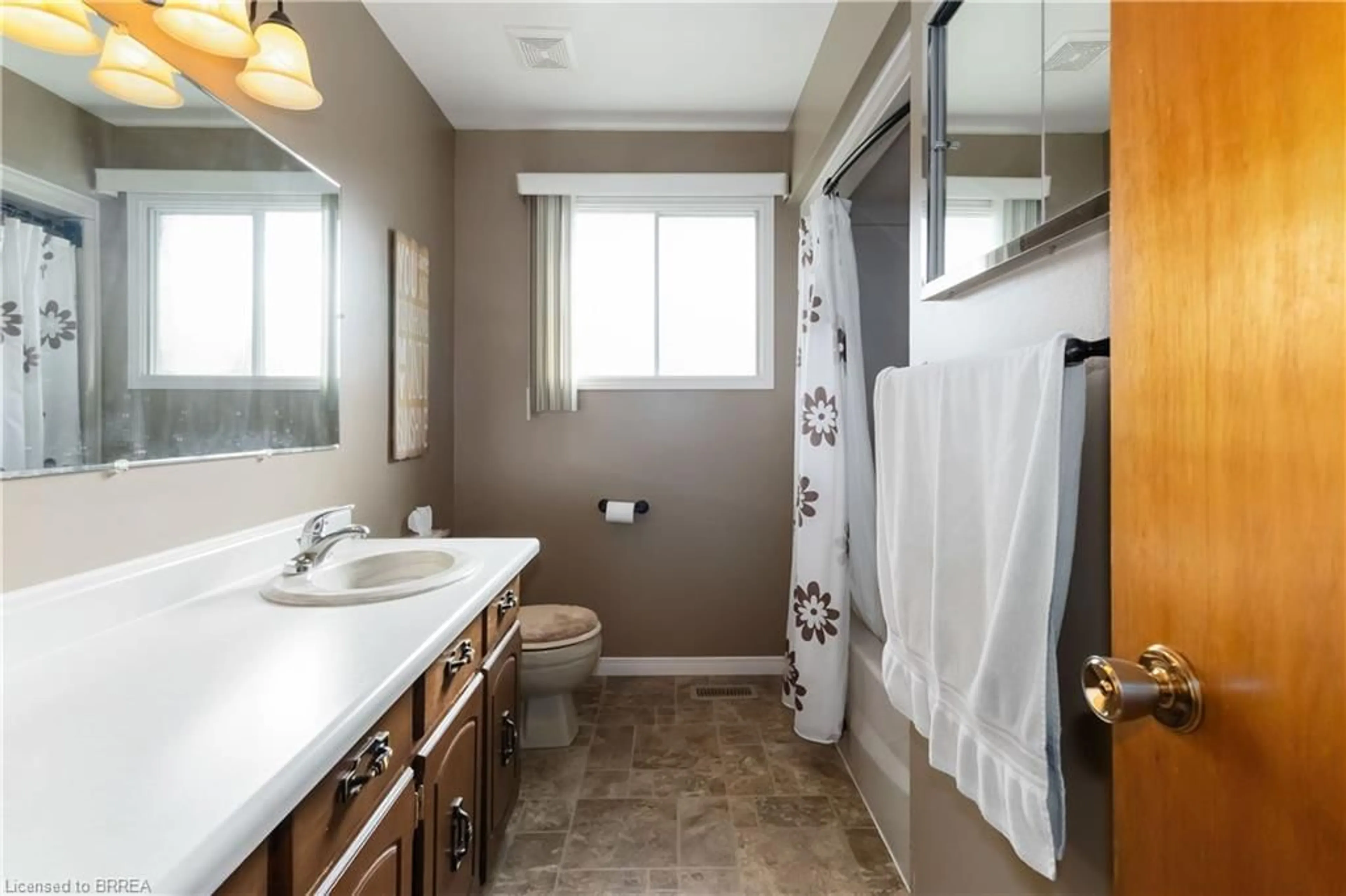 Standard bathroom, ceramic/tile floor for 725 Hwy 54, Brantford Ontario N3S 0G2
