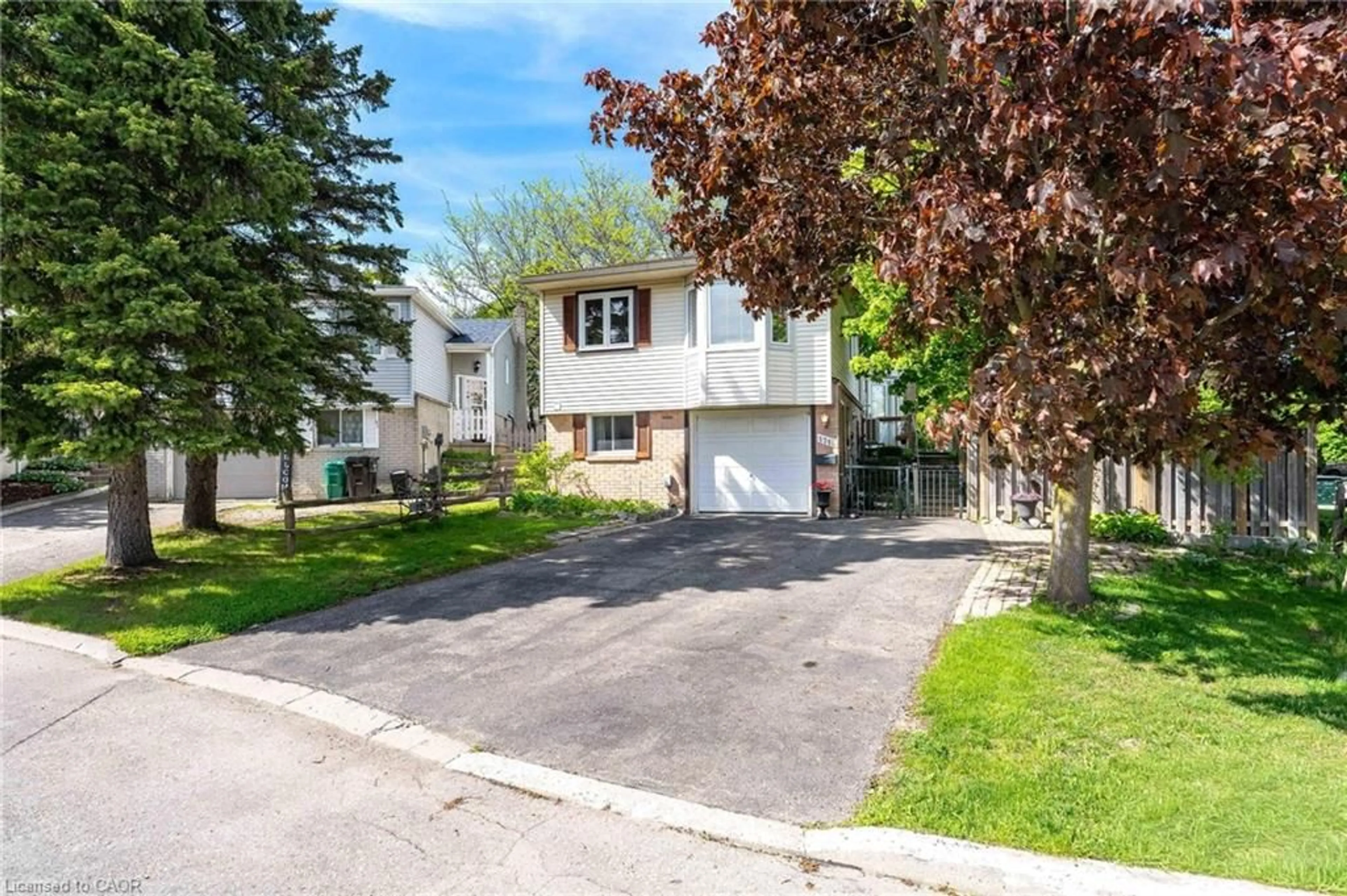 A pic from outside/outdoor area/front of a property/back of a property/a pic from drone, street for 171 Herron Pl, Waterloo Ontario N2T 1H2