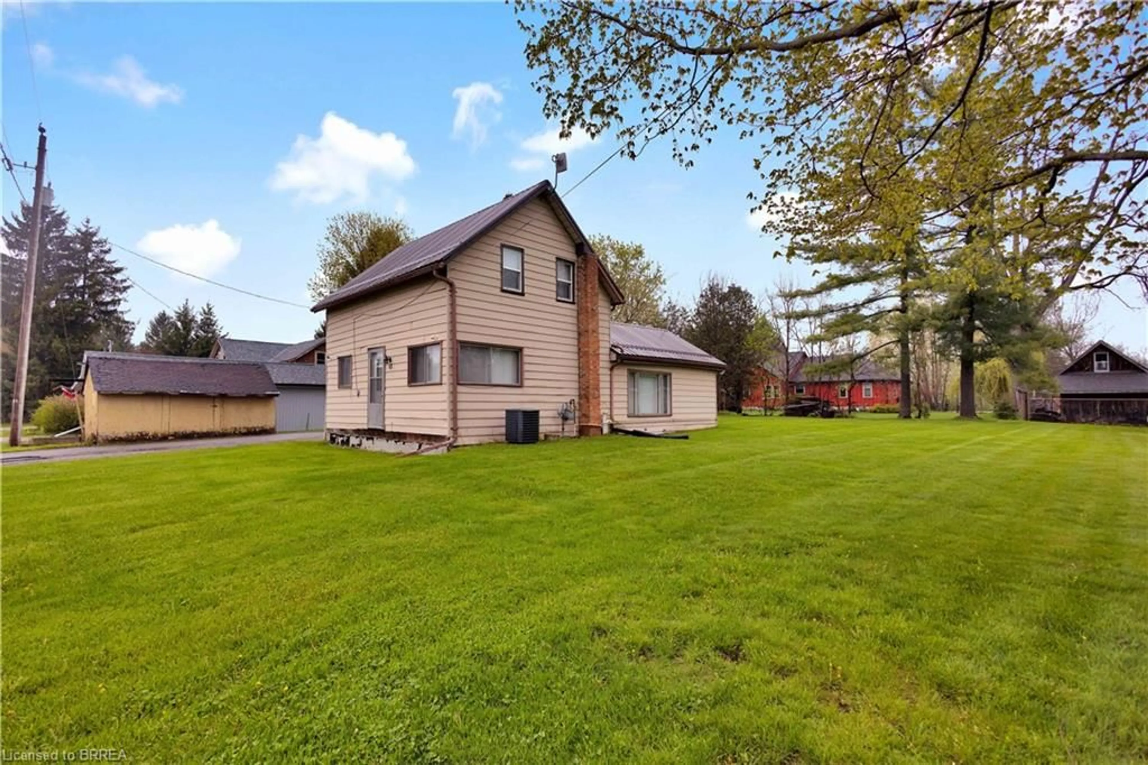 A pic from outside/outdoor area/front of a property/back of a property/a pic from drone, unknown for 43 Ontario St, Harrisburg Ontario N3L 3E1