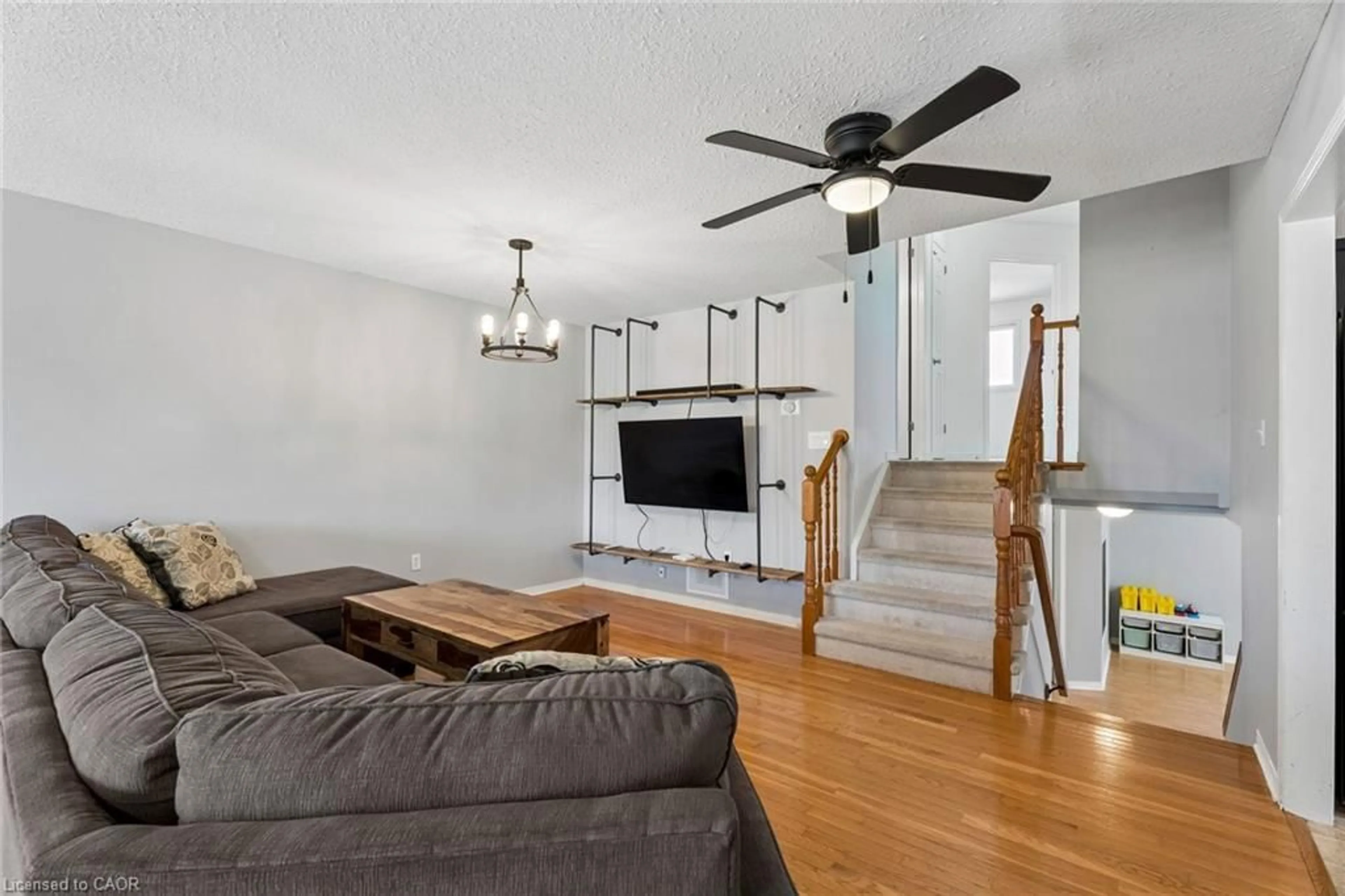 Living room with furniture, unknown for 56 Golden Acres Dr, Smithville Ontario L0R 2A0