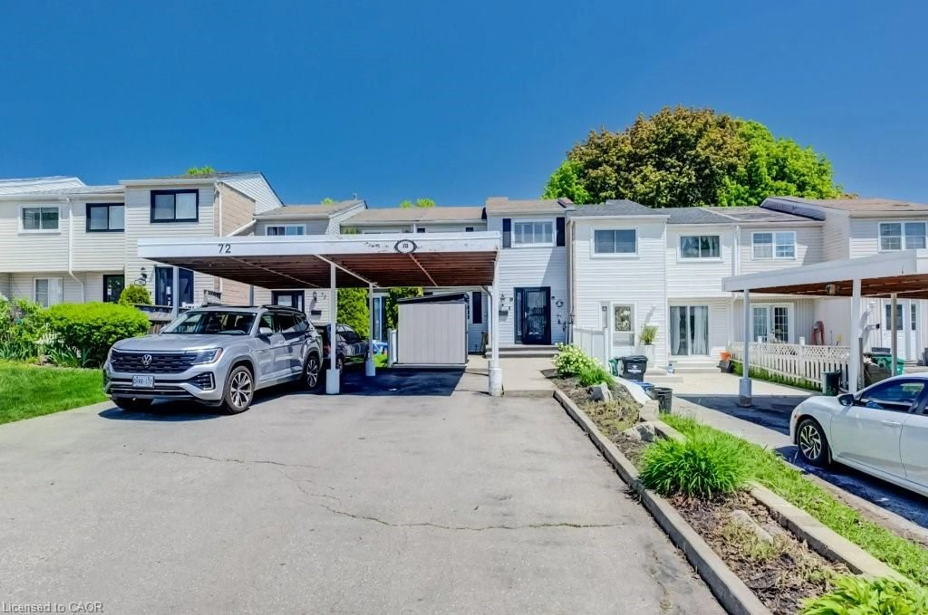 A pic from outside/outdoor area/front of a property/back of a property/a pic from drone, street for 70 Frobisher Crt, Cambridge Ontario N1R 6Z5