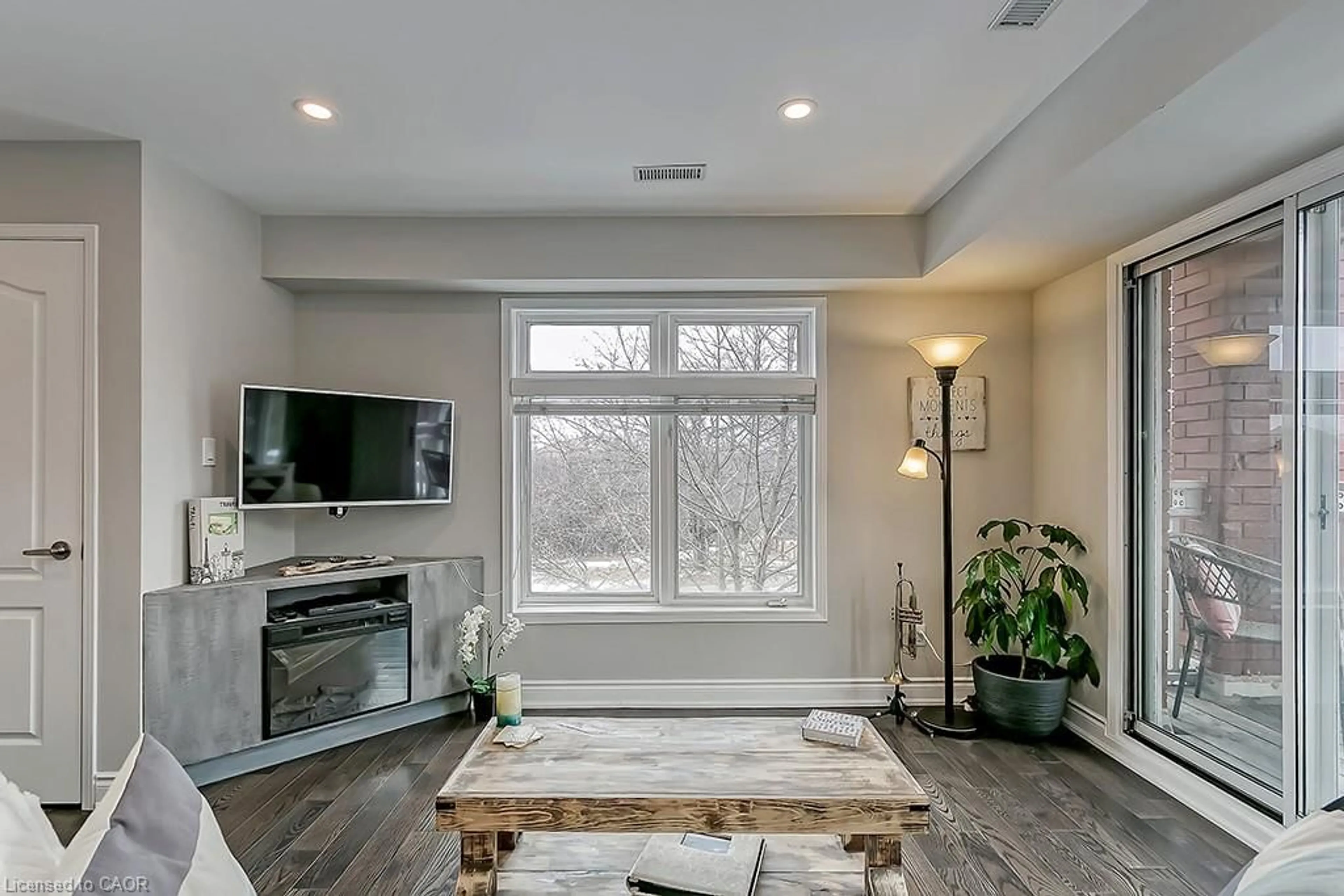 Living room with furniture, unknown for 2386 Munn's Ave, Oakville Ontario L6H 6G9