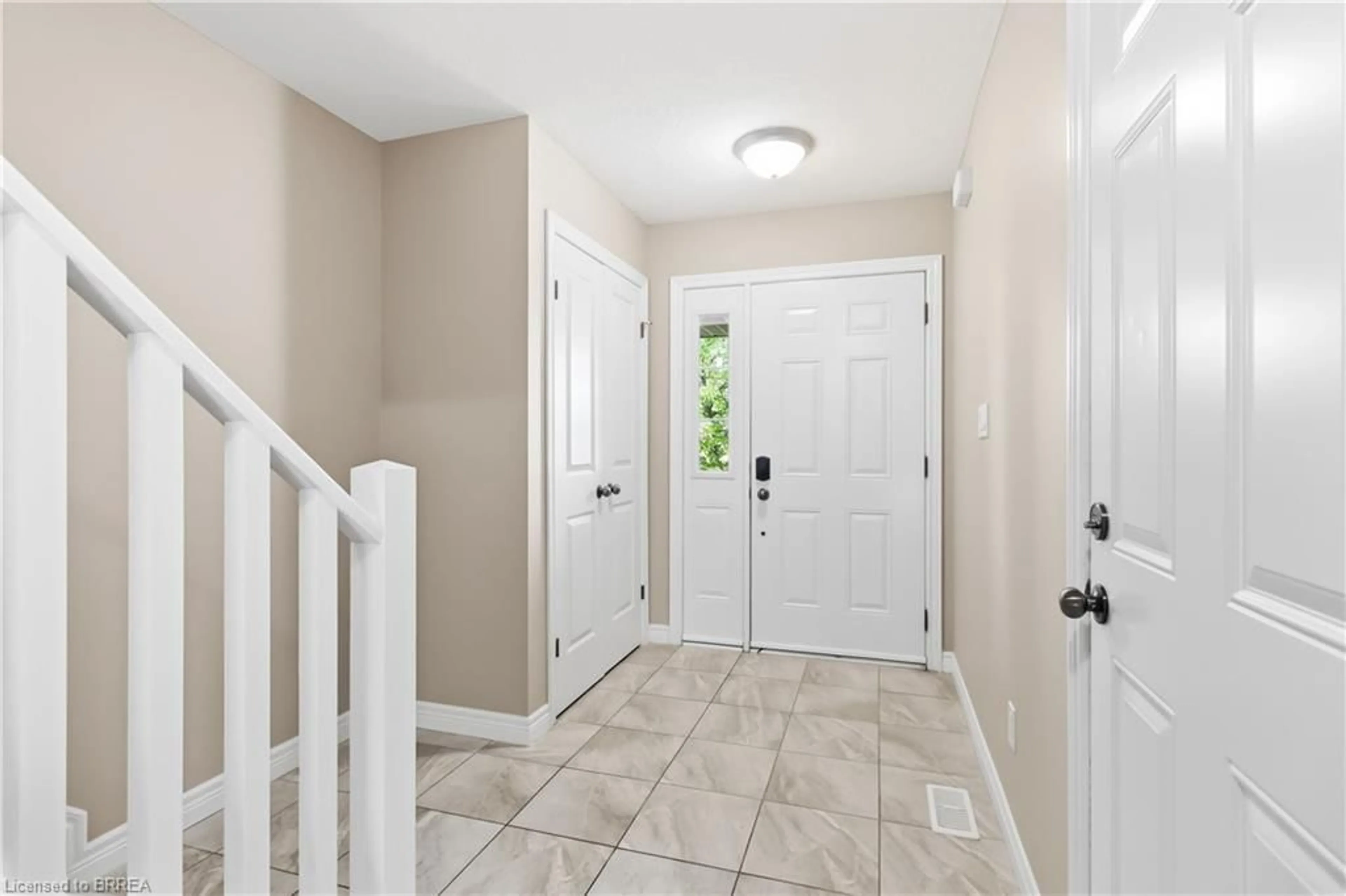 Indoor entryway for 53 Banks St, Brantford Ontario N3T 0H6