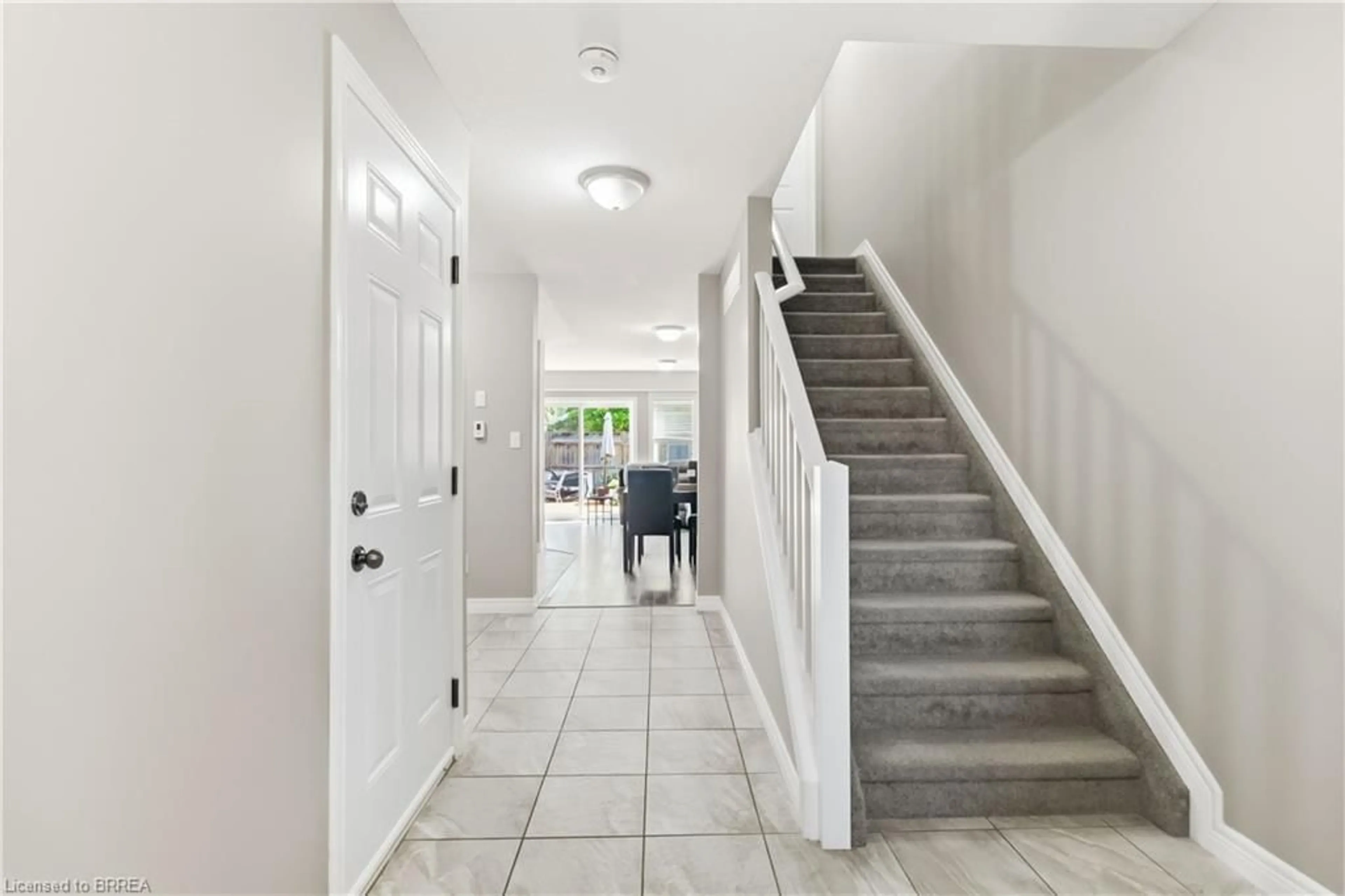 Indoor entryway for 53 Banks St, Brantford Ontario N3T 0H6