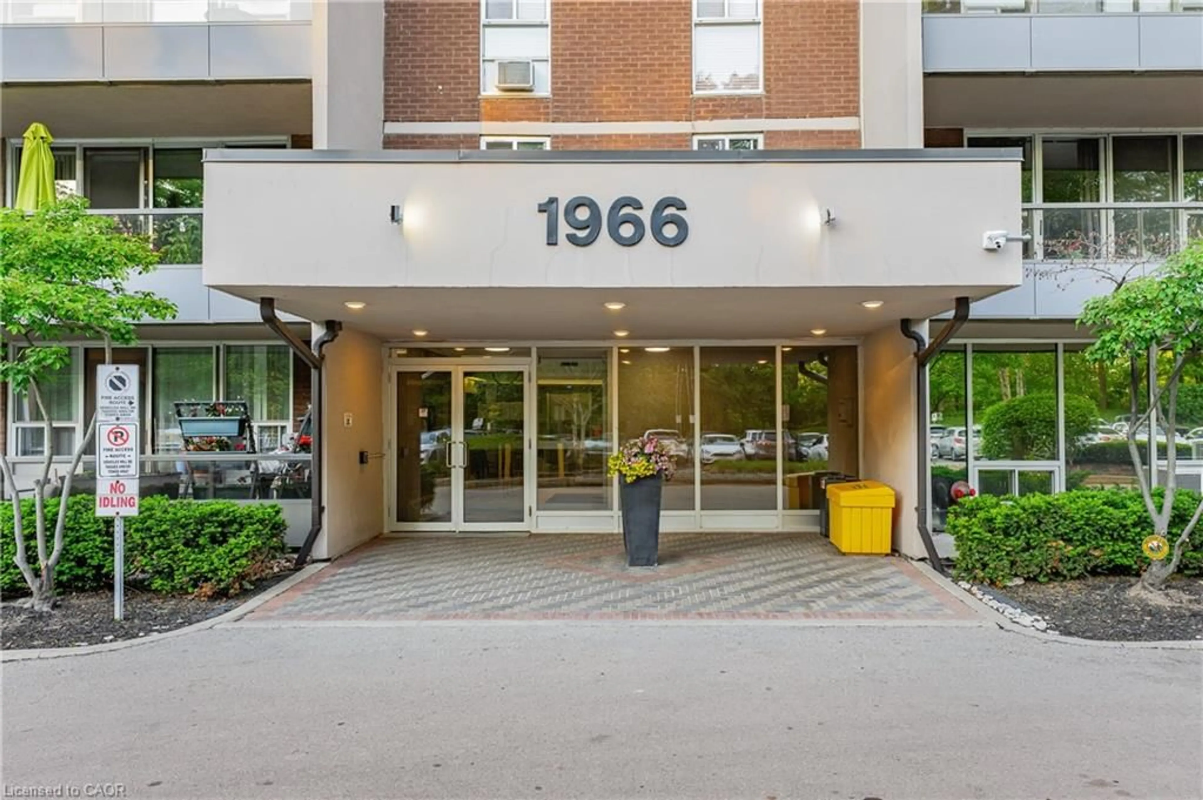 Indoor foyer for 1966 Main St #706, Hamilton Ontario L8S 1J5