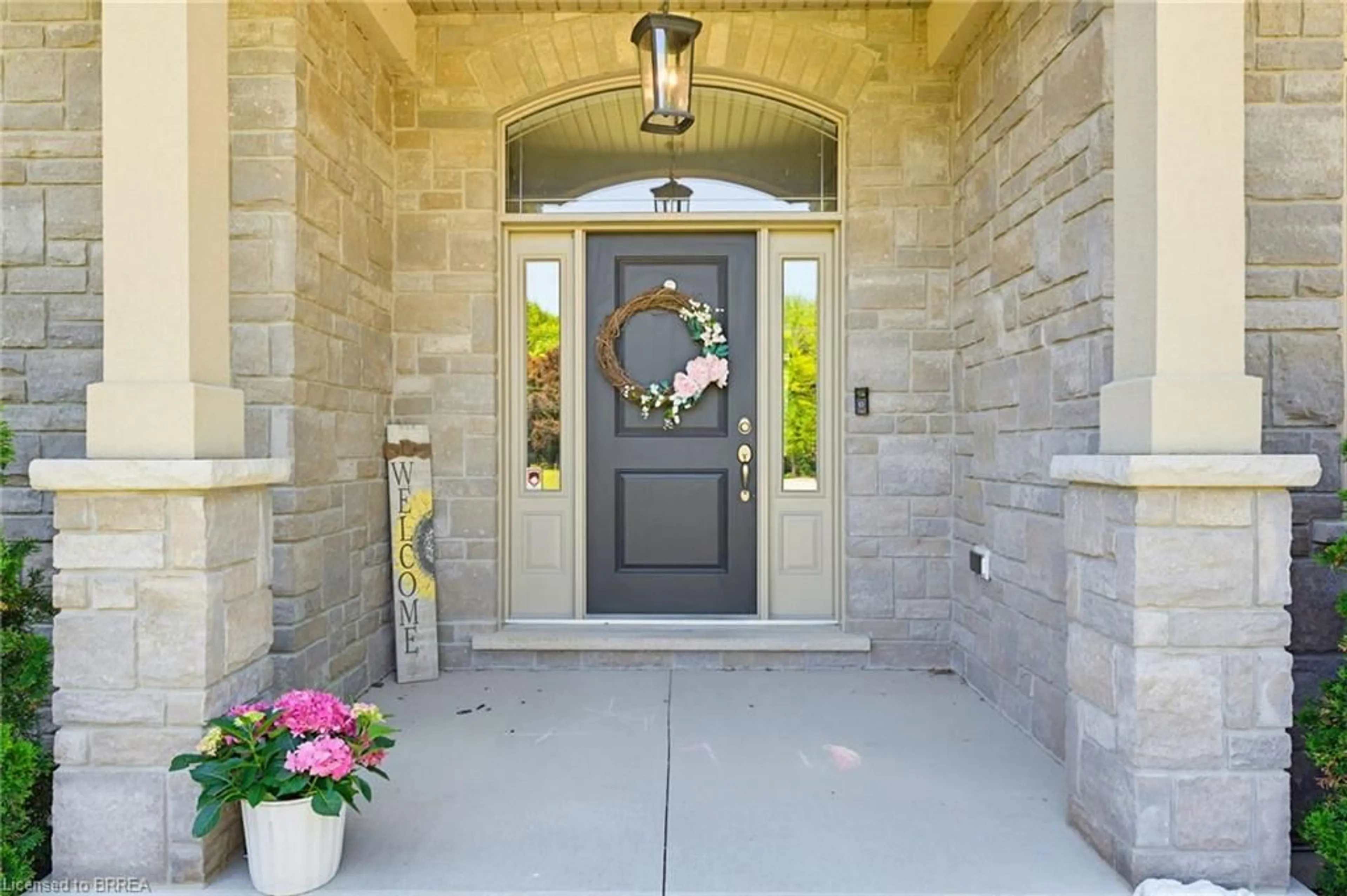 Indoor entryway for 193 King Edward St, Paris Ontario N3L 4G4