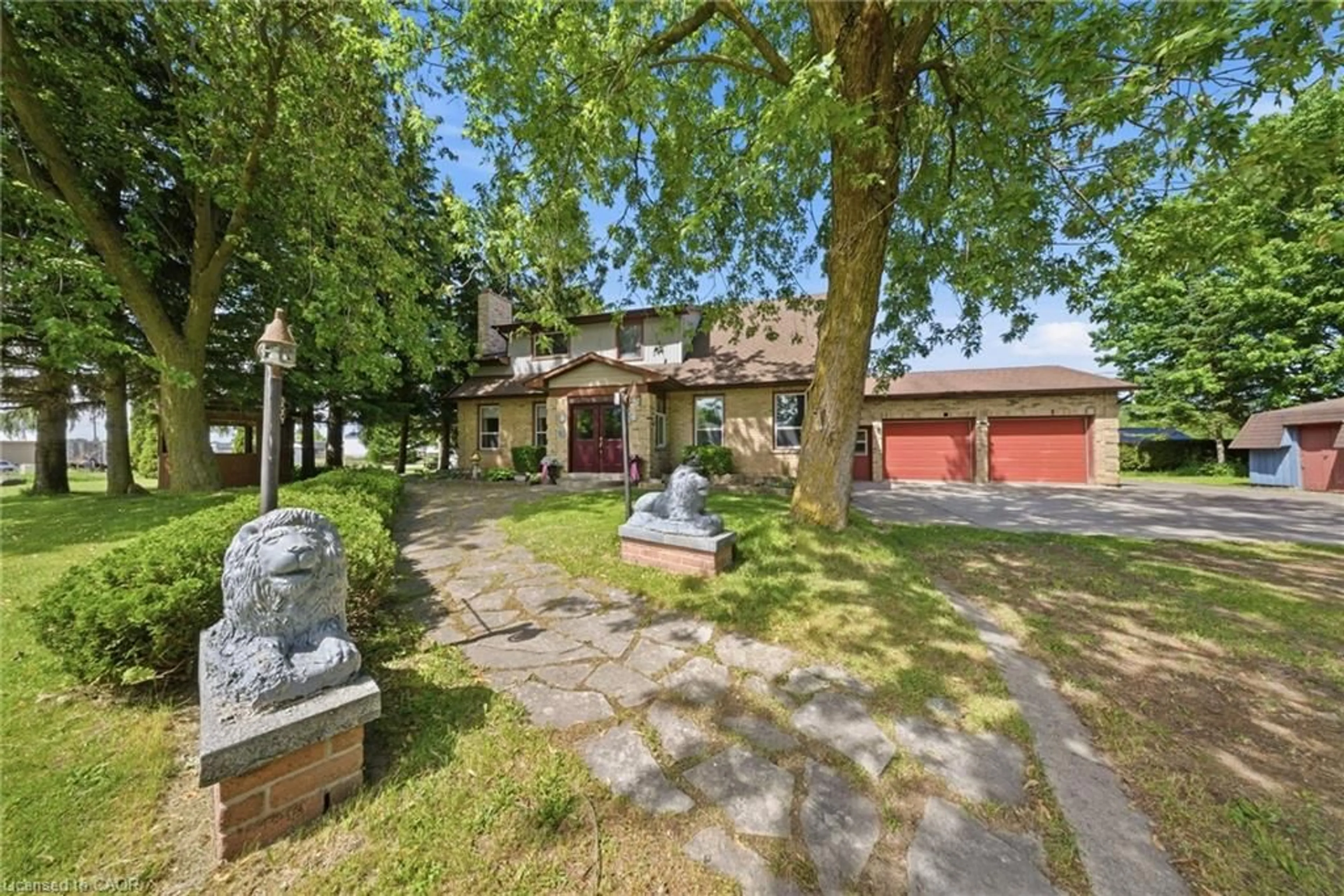 A pic from outside/outdoor area/front of a property/back of a property/a pic from drone, street for 800 Tremaine Ave, Listowel Ontario N4W 3G9