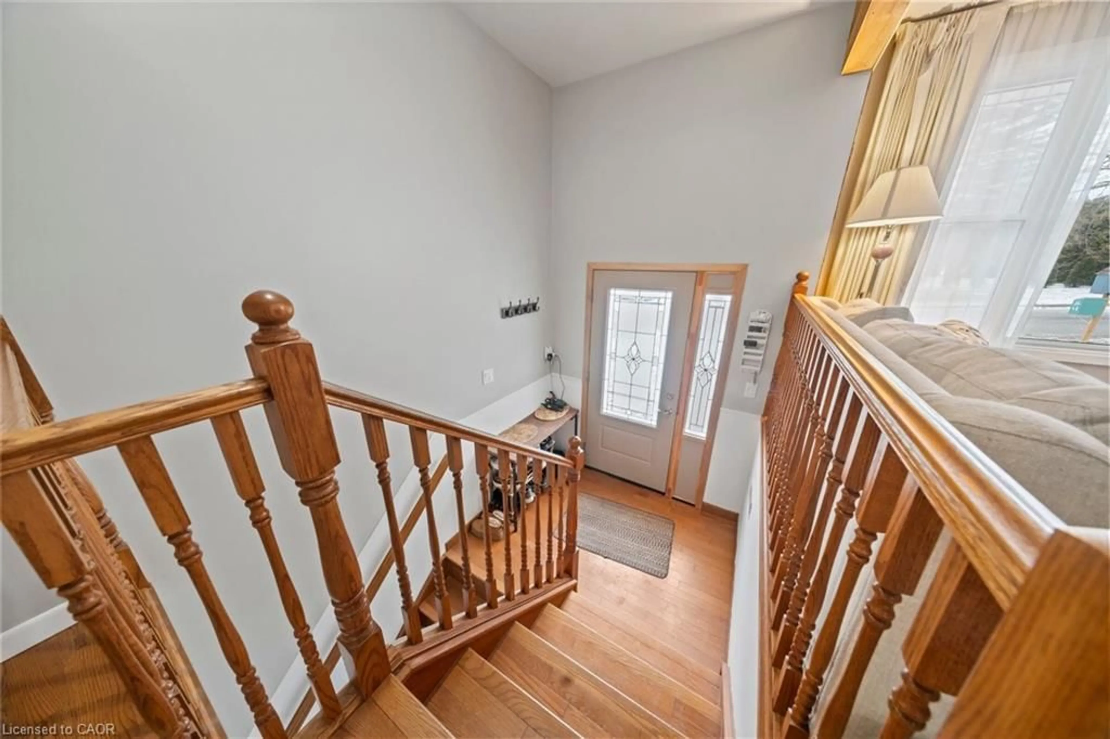 Indoor foyer for 106 Oakwood Ave, Simcoe Ontario N3Y 1H9