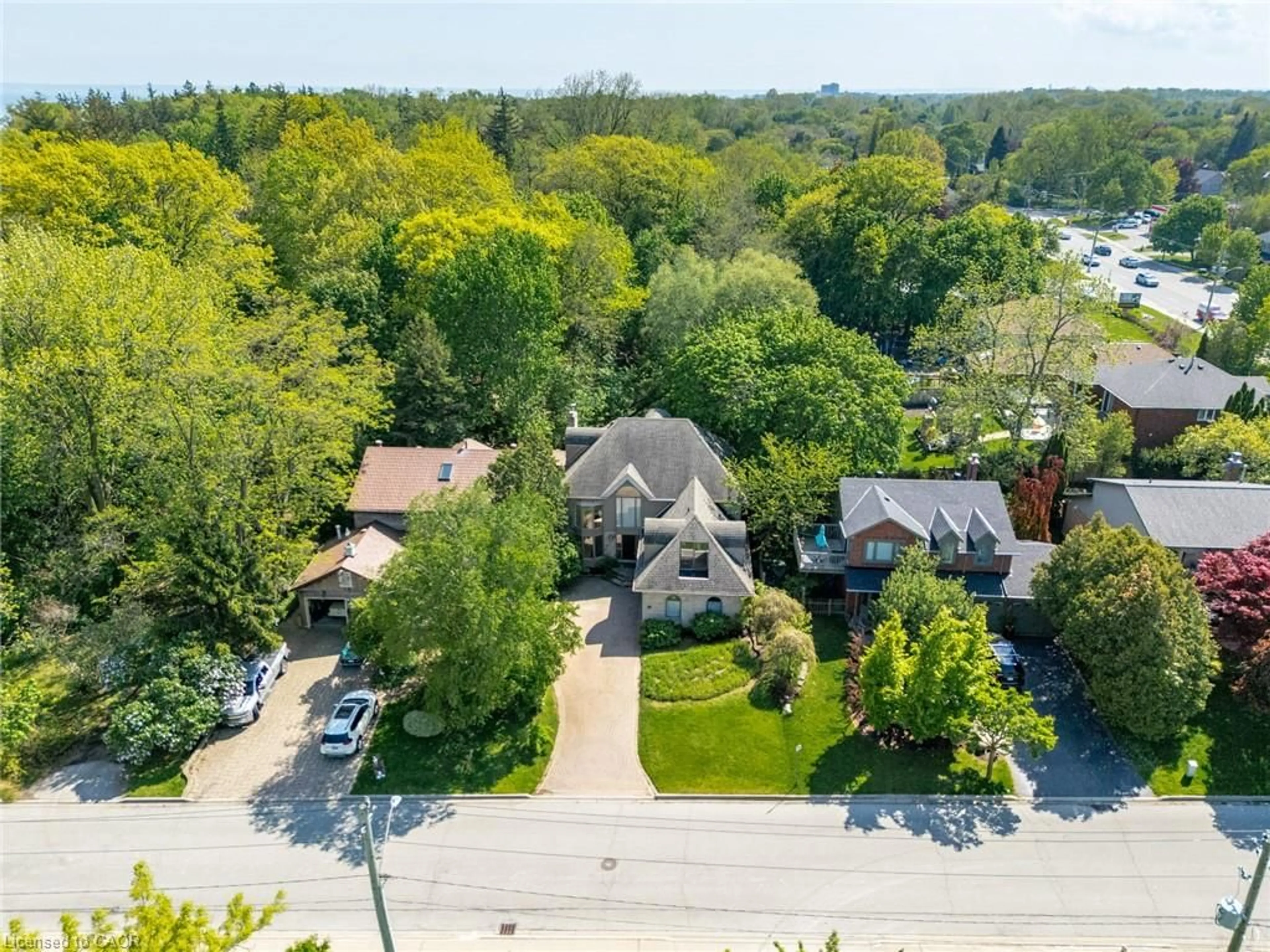 A pic from outside/outdoor area/front of a property/back of a property/a pic from drone, street for 78 West River St, Oakville Ontario L6L 3B5