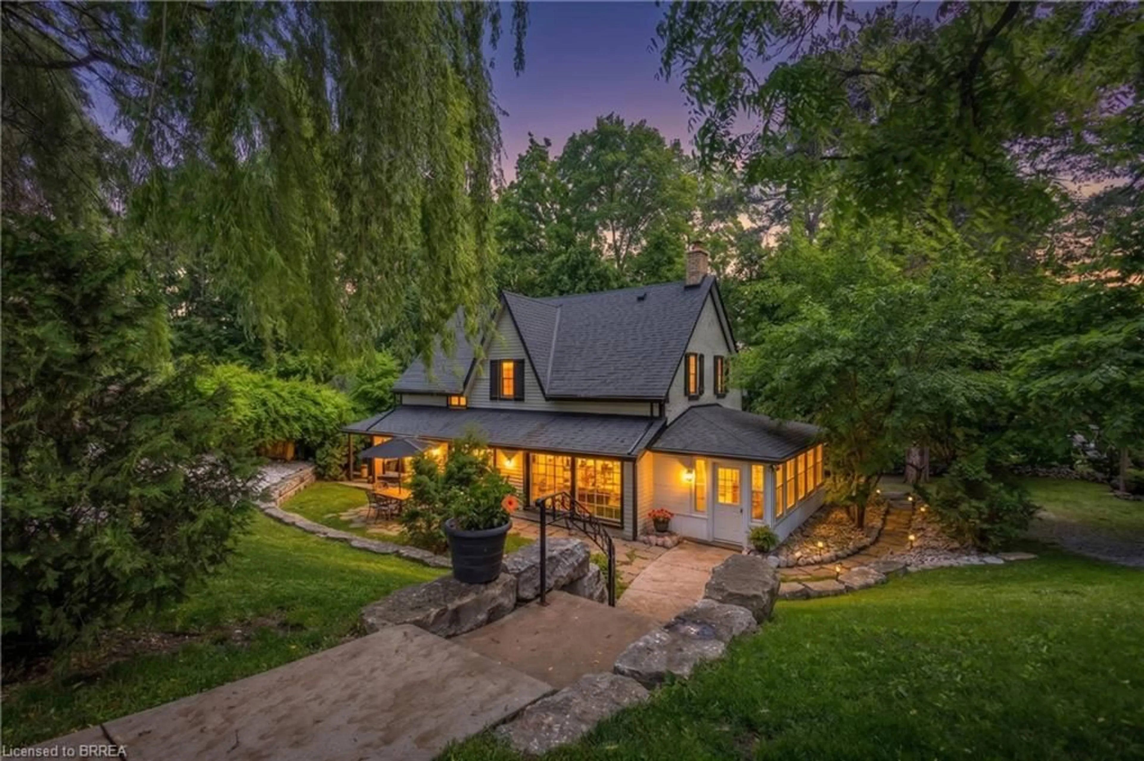 A pic from outside/outdoor area/front of a property/back of a property/a pic from drone, unknown for 60A Dundas St, Paris Ontario N3L 1G5