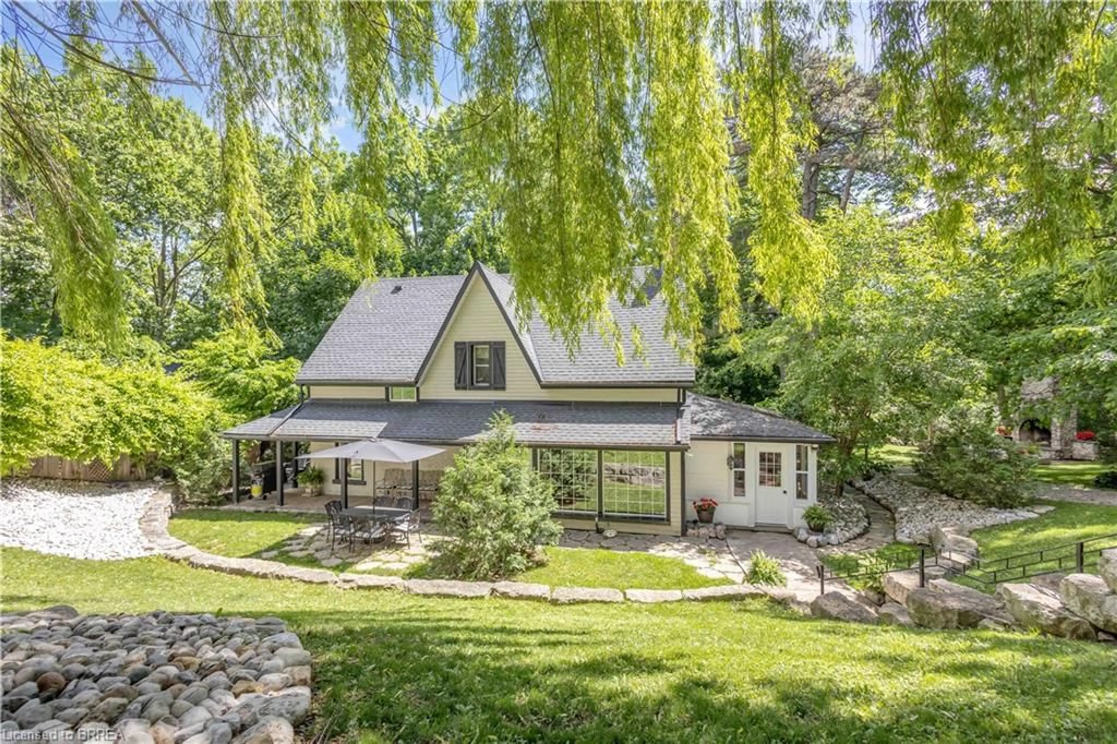 A pic from outside/outdoor area/front of a property/back of a property/a pic from drone, street for 60A Dundas St, Paris Ontario N3L 1G5
