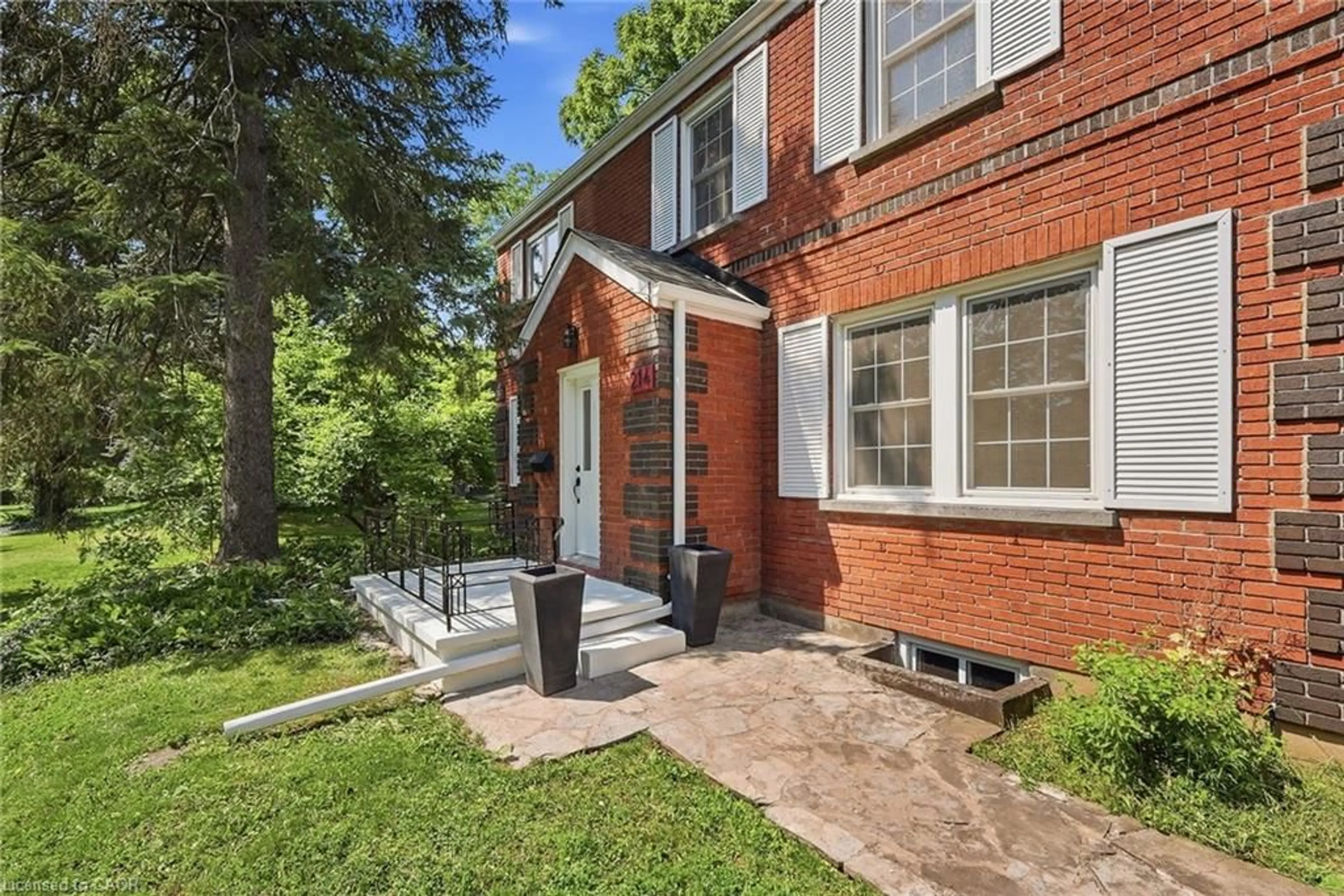 Home with brick exterior material, street for 214 West River Rd, Cambridge Ontario N1S 3A1