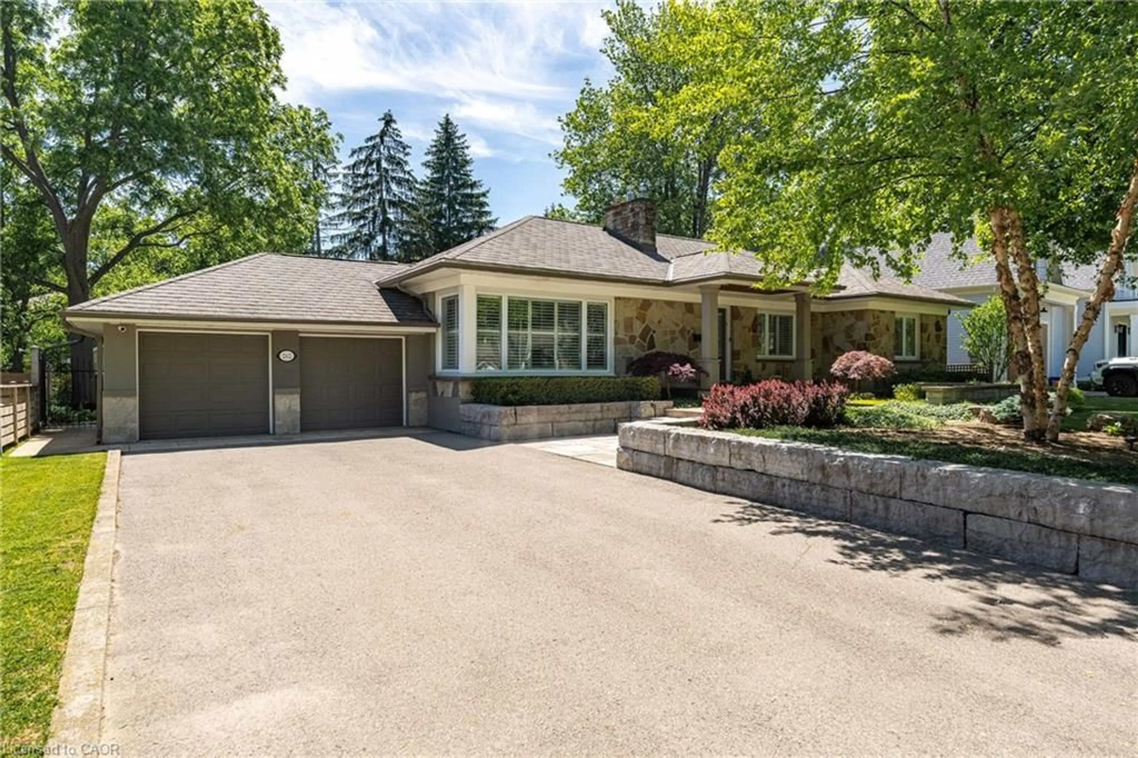 Home with brick exterior material, street for 262 Oakwood Cres, Oakville Ontario L6K 3M8