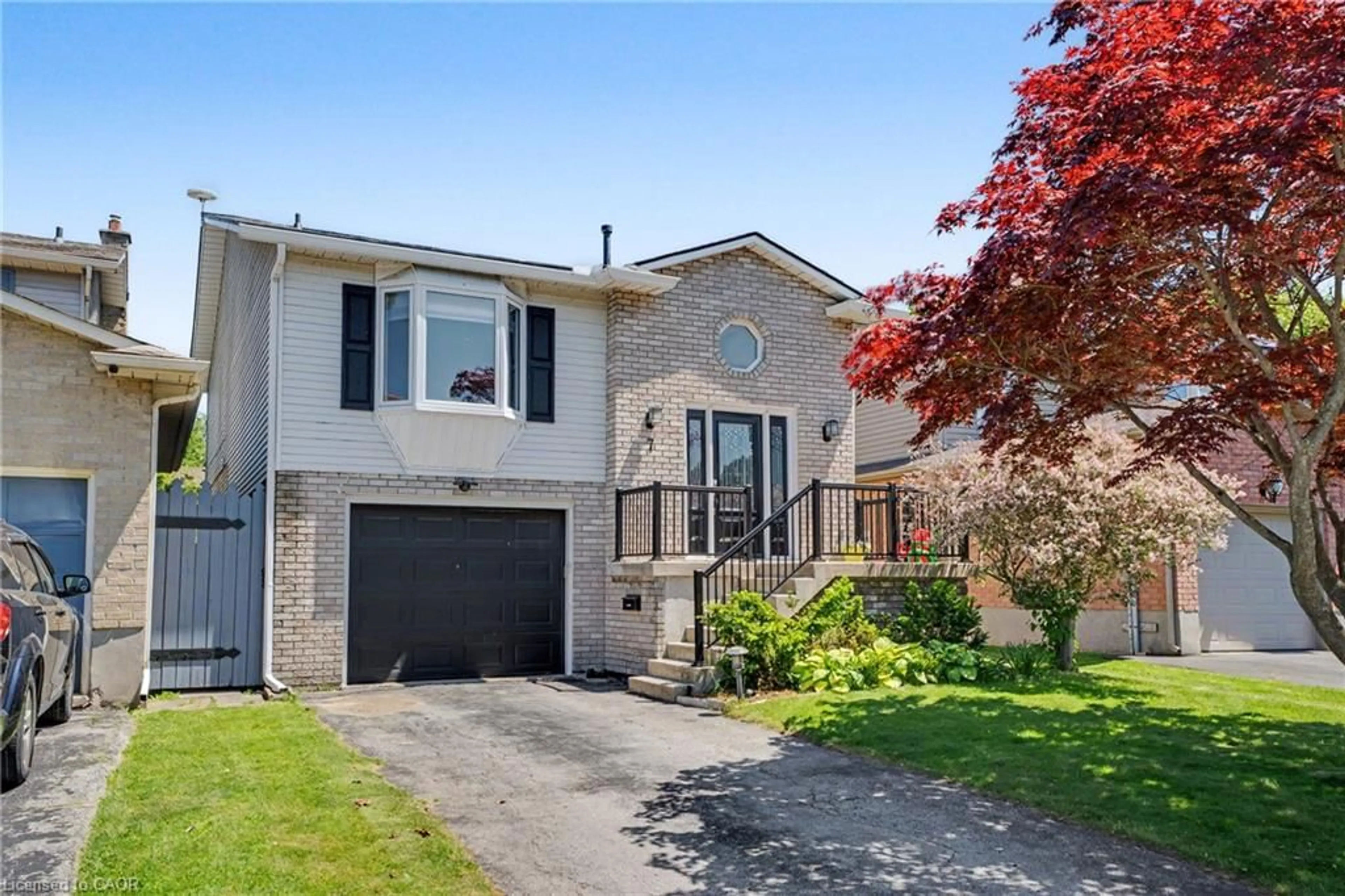 Home with vinyl exterior material, street for 7 Rembrandt Dr, Grimsby Ontario L3M 4Z6