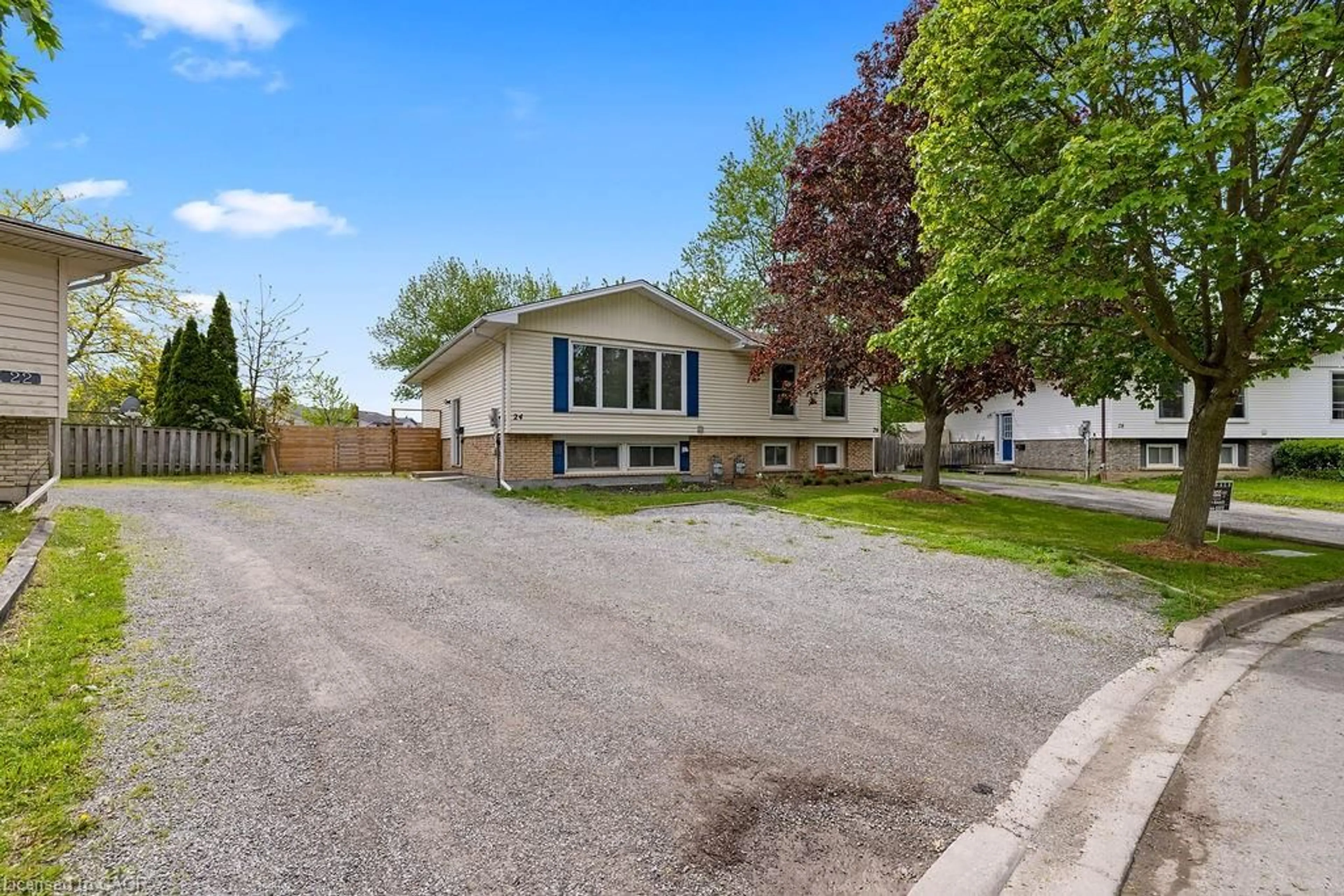 A pic from outside/outdoor area/front of a property/back of a property/a pic from drone, street for 24 Tara Cres, Thorold Ontario L2V 4M1