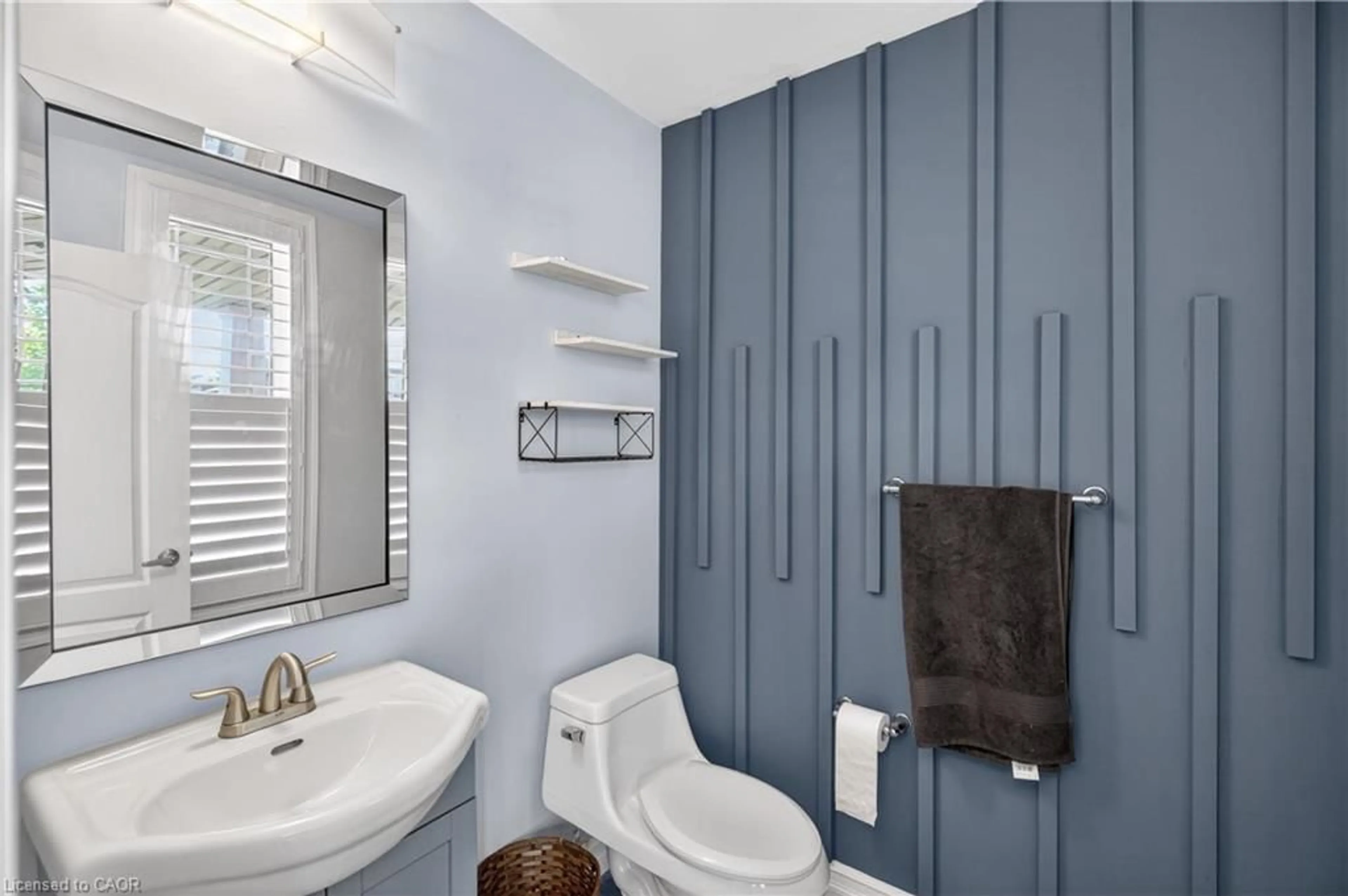 Standard bathroom, ceramic/tile floor for 9 Fleming Cres, Caledonia Ontario N3W 1E1