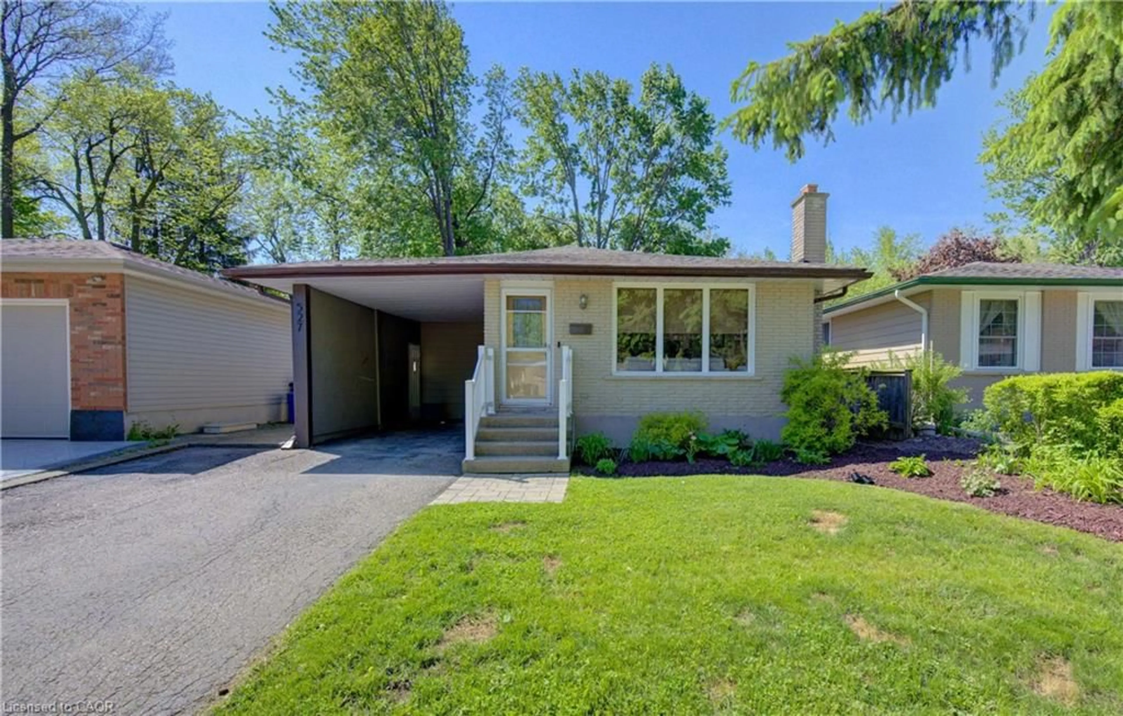 Home with vinyl exterior material, street for 527 Fallingbrook Dr, Waterloo Ontario N2L 4N2