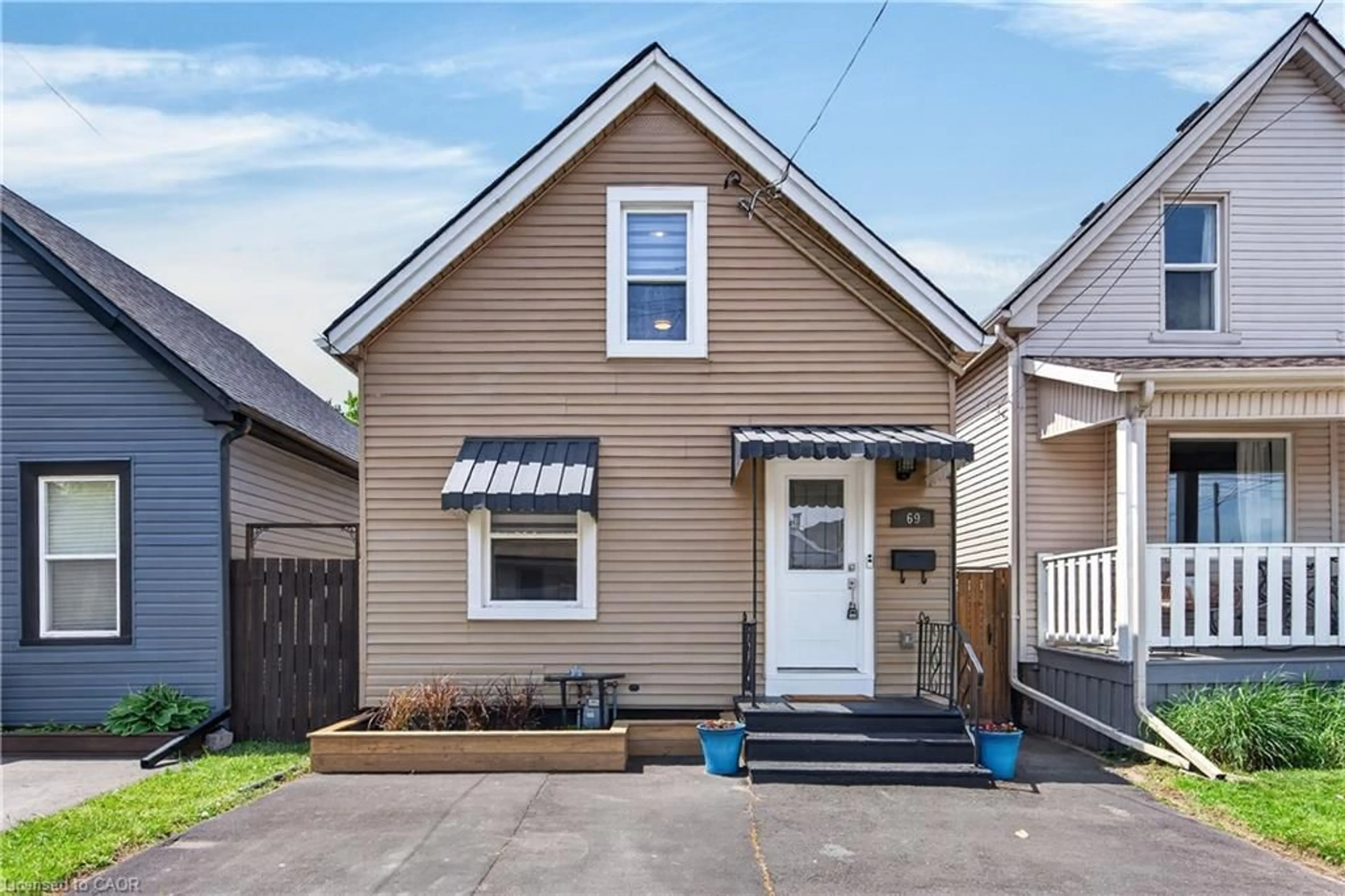 Home with vinyl exterior material, street for 69 Robins Ave, Hamilton Ontario L8H 4N3