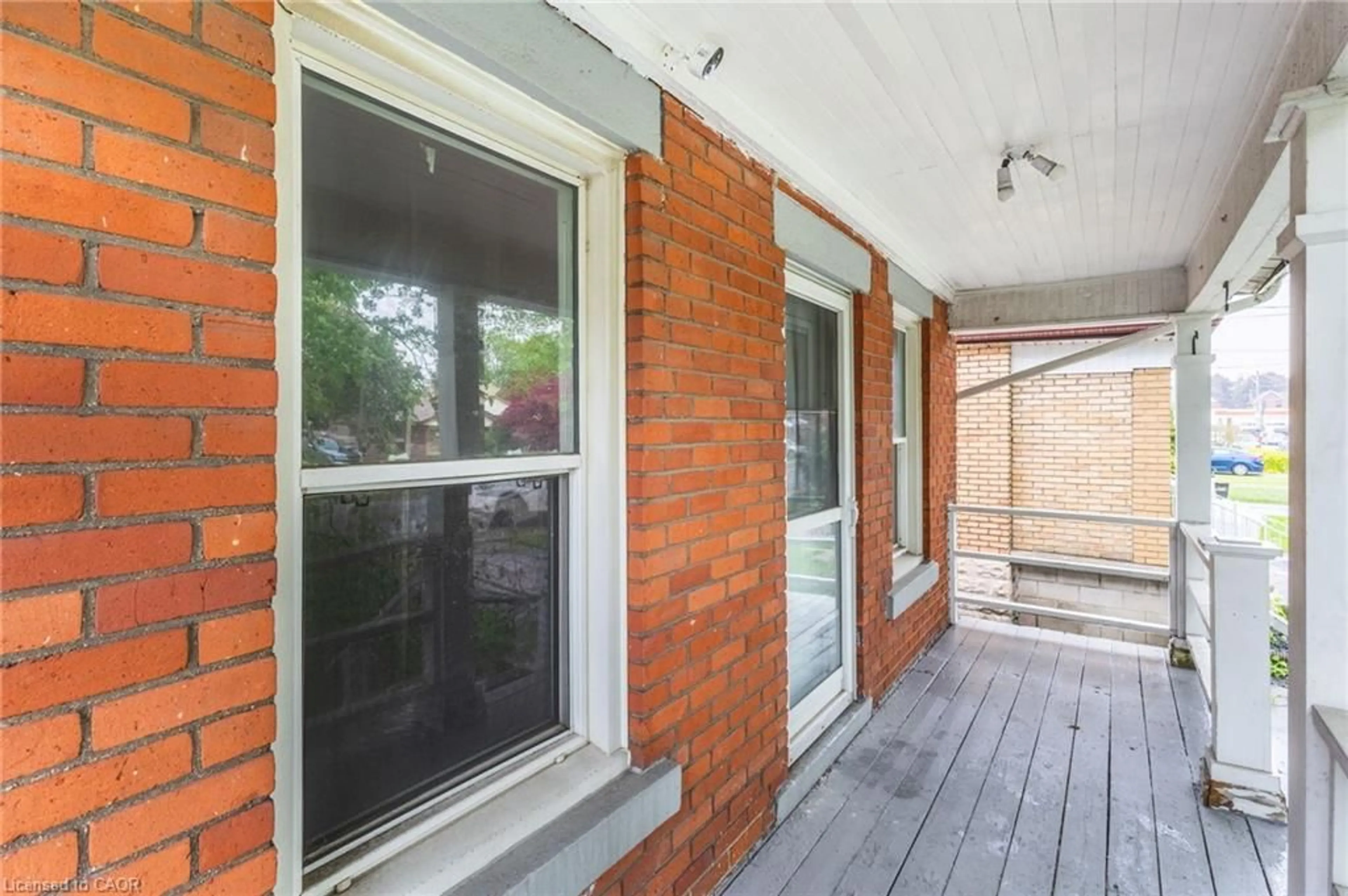 Unknown for 46 East 16th St, Hamilton Ontario L9A 4H9