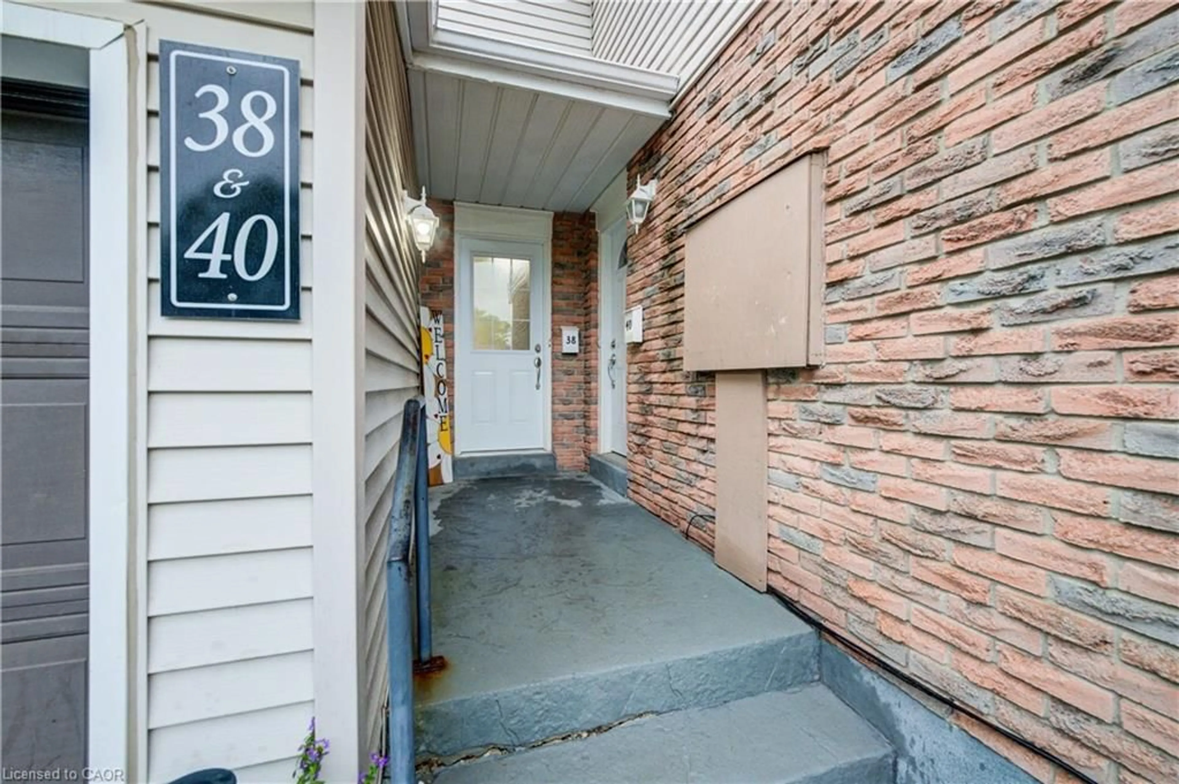 Indoor entryway for 175 Elm Ridge Dr #38, Kitchener Ontario N2N 1L7
