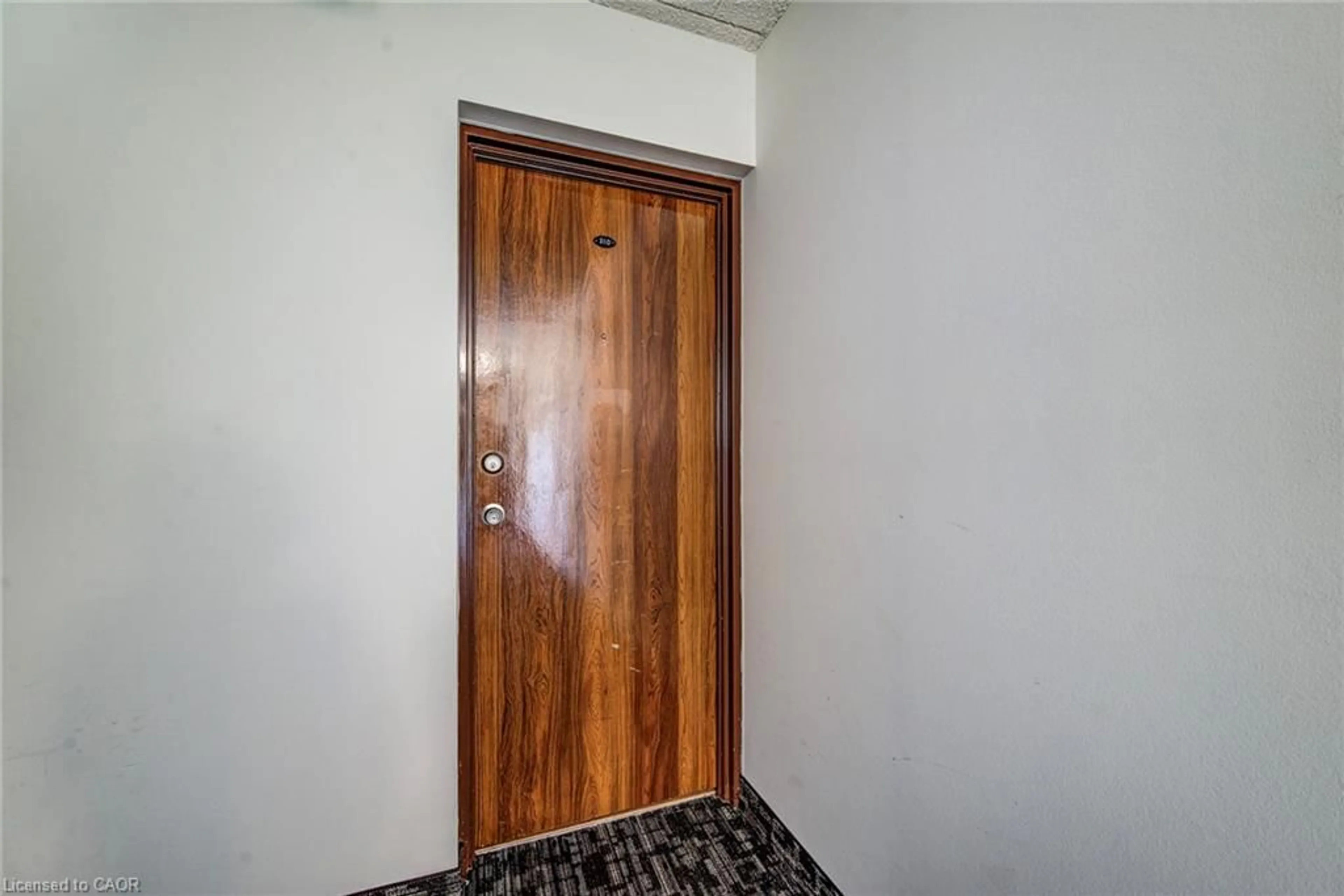 Indoor foyer for 75 Hazelglen Dr #310, Kitchener Ontario N2M 2E2