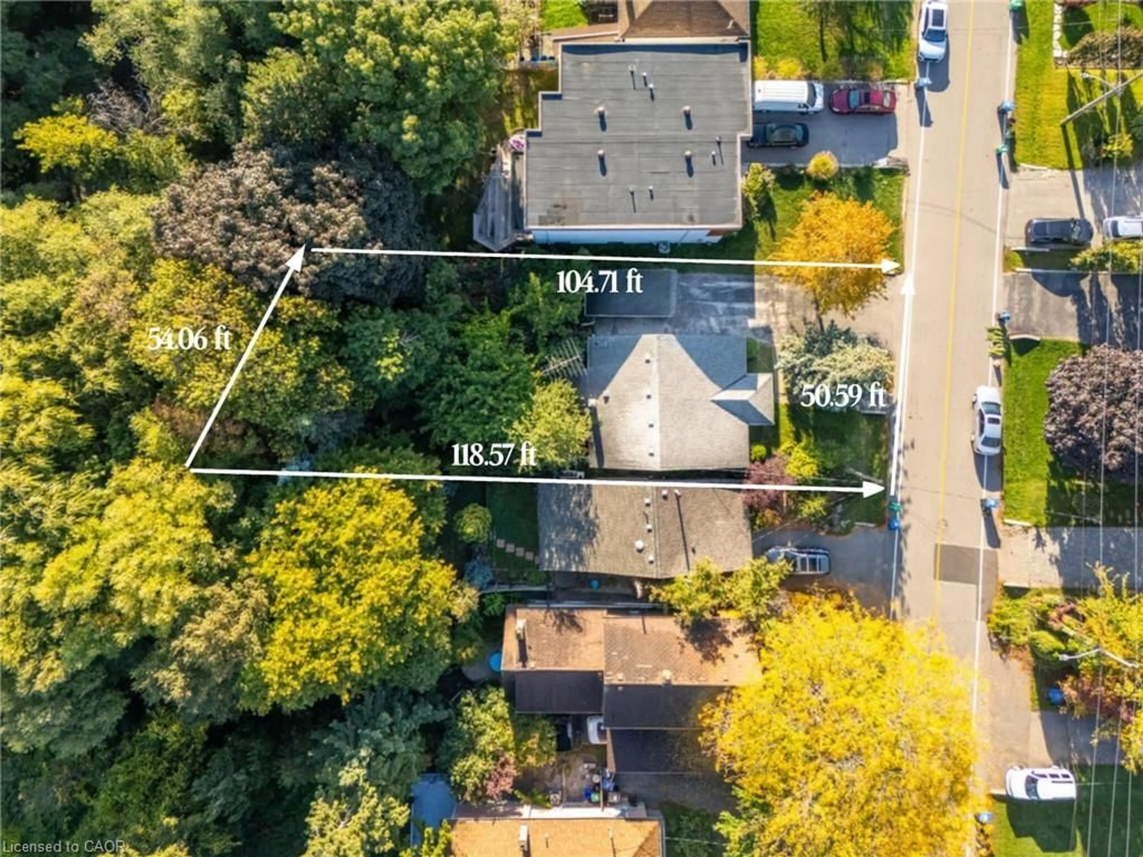 A pic from outside/outdoor area/front of a property/back of a property/a pic from drone, street for 945 Beechwood Ave, Mississauga Ontario L5G 4E3